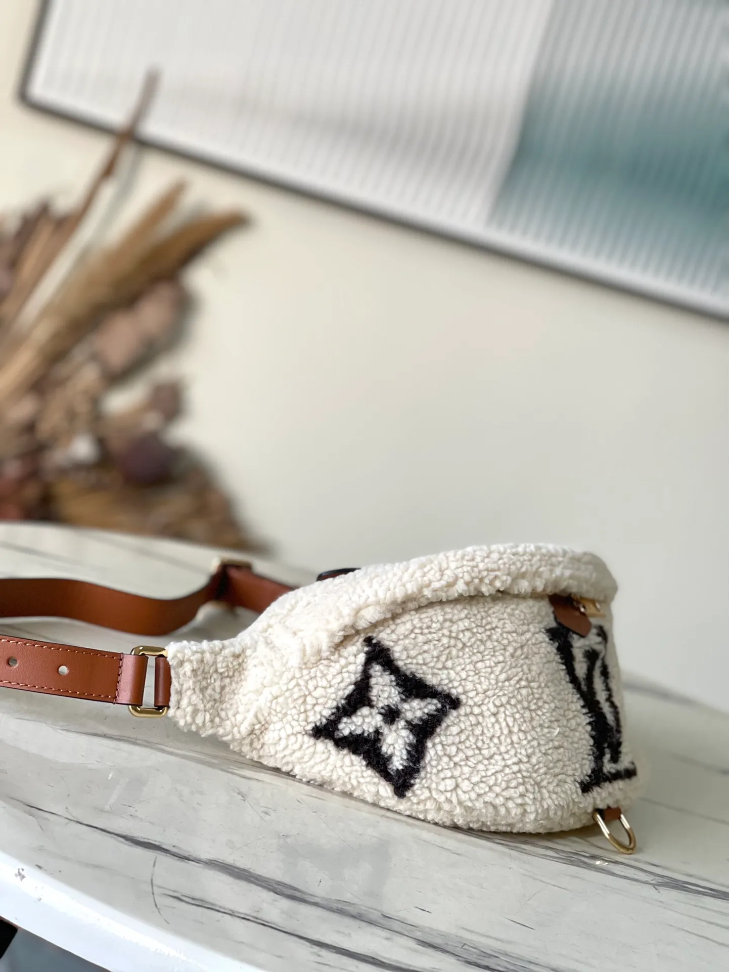 💰1180 Top original order M23715 off-white waist bag chest bag series BUMBAG waist bag This medium waist bag is made of fine wool leather to create a comfortable texture, and is trimmed with dark Monogram pattern village leather. Featuring a large inner compartment and outer back pocket, it can be worn around the waist, on the shoulder or cross-body. 37x14x13 cm (length x height x width)