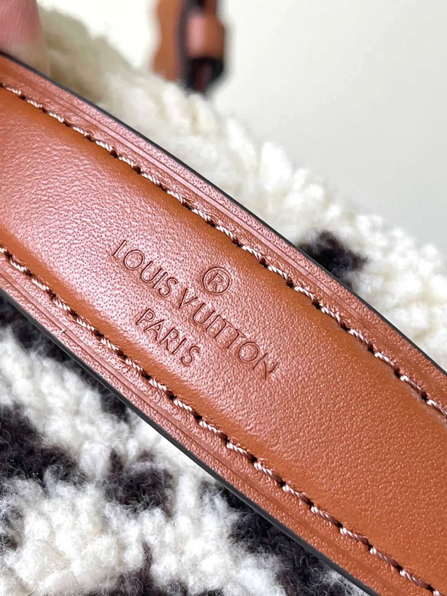 💰1180 Top original order M23715 off-white waist bag chest bag series BUMBAG waist bag This medium waist bag is made of fine wool leather to create a comfortable texture, and is trimmed with dark Monogram pattern village leather. Featuring a large inner compartment and outer back pocket, it can be worn around the waist, on the shoulder or cross-body. 37x14x13 cm (length x height x width)