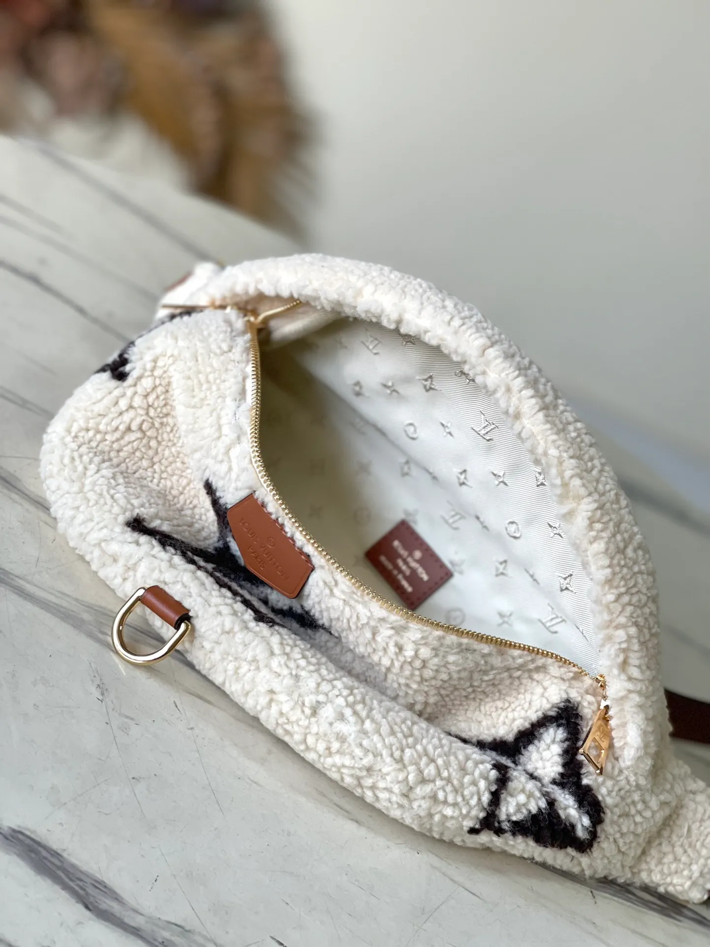 💰1180 Top original order M23715 off-white waist bag chest bag series BUMBAG waist bag This medium waist bag is made of fine wool leather to create a comfortable texture, and is trimmed with dark Monogram pattern village leather. Featuring a large inner compartment and outer back pocket, it can be worn around the waist, on the shoulder or cross-body. 37x14x13 cm (length x height x width)