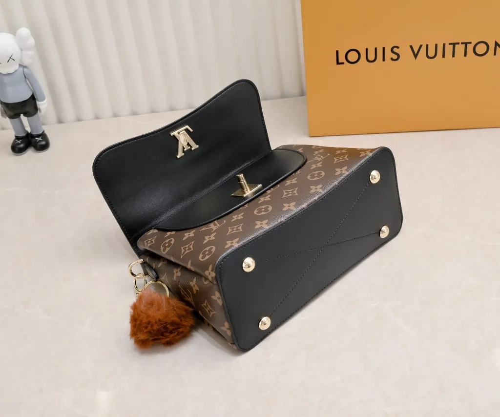 ¥500💰 Exclusive real shot-upgraded version ‼ ️New spring and summer products☀️ 💥Louis Vuitton 2023 popular practical and fashionable handheld crossbody model💪 Model: 56122🎉Color matching latest style Métis The unique shape exudes elegance. Presbyopic/yellow/original cowhide with original buckle hardware, made of soft Monogram canvas, has multiple practical pockets and three compartments. Size: length 27x height 18x ​​width 12cm