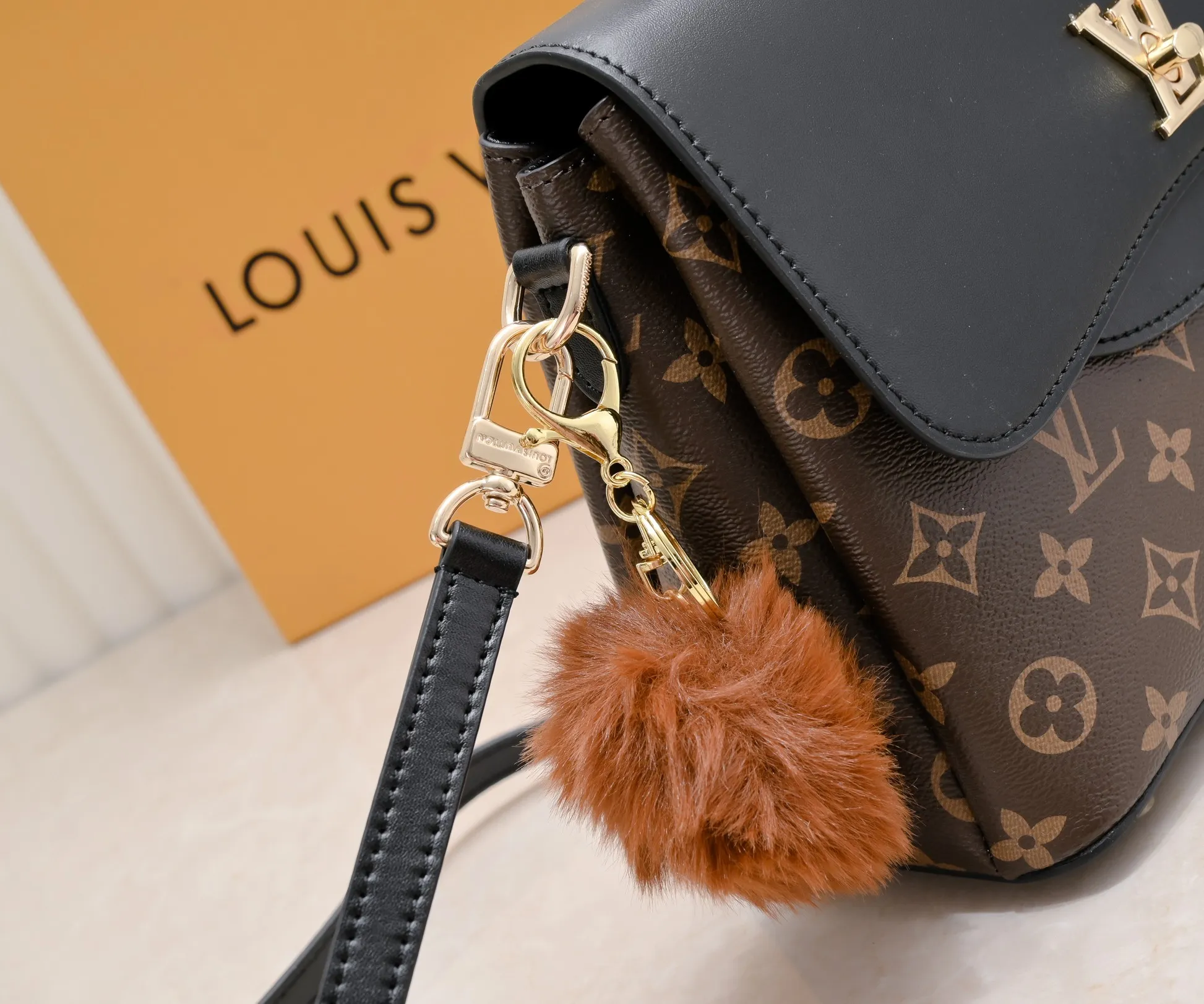¥500💰 Exclusive real shot-upgraded version ‼ ️New spring and summer products☀️ 💥Louis Vuitton 2023 popular practical and fashionable handheld crossbody model💪 Model: 56122🎉Color matching latest style Métis The unique shape exudes elegance. Presbyopic/yellow/original cowhide with original buckle hardware, made of soft Monogram canvas, has multiple practical pockets and three compartments. Size: length 27x height 18x ​​width 12cm