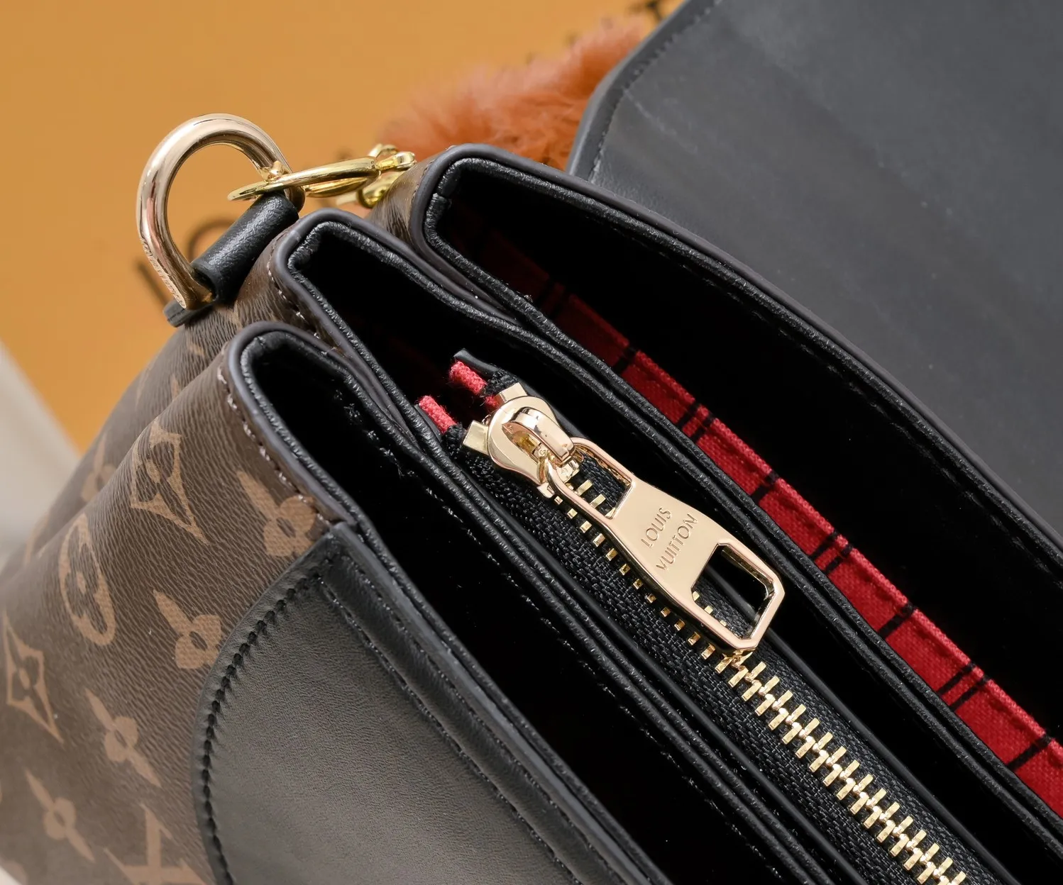 ¥500💰 Exclusive real shot-upgraded version ‼ ️New spring and summer products☀️ 💥Louis Vuitton 2023 popular practical and fashionable handheld crossbody model💪 Model: 56122🎉Color matching latest style Métis The unique shape exudes elegance. Presbyopic/yellow/original cowhide with original buckle hardware, made of soft Monogram canvas, has multiple practical pockets and three compartments. Size: length 27x height 18x ​​width 12cm