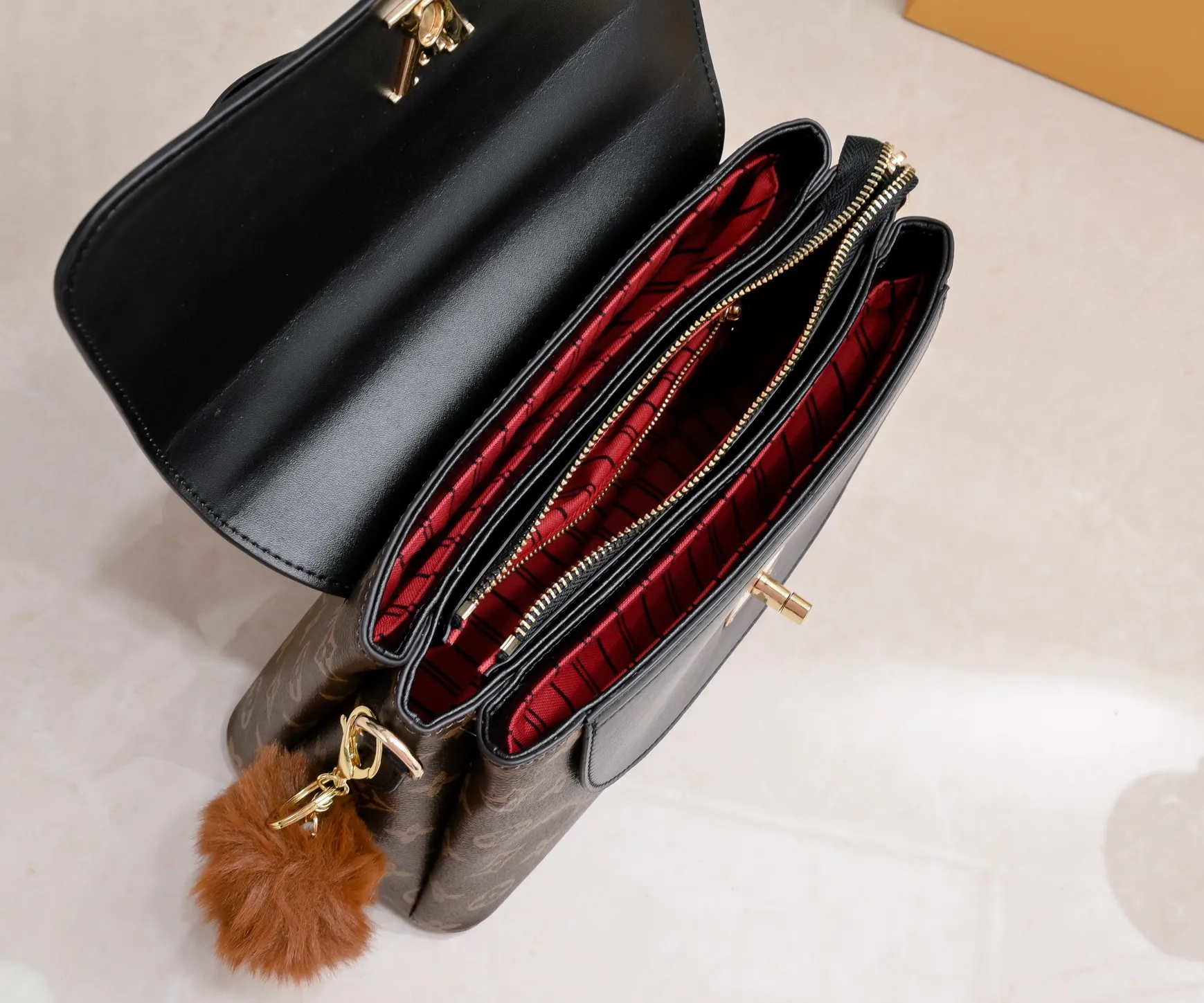 ¥500💰 Exclusive real shot-upgraded version ‼ ️New spring and summer products☀️ 💥Louis Vuitton 2023 popular practical and fashionable handheld crossbody model💪 Model: 56122🎉Color matching latest style Métis The unique shape exudes elegance. Presbyopic/yellow/original cowhide with original buckle hardware, made of soft Monogram canvas, has multiple practical pockets and three compartments. Size: length 27x height 18x ​​width 12cm