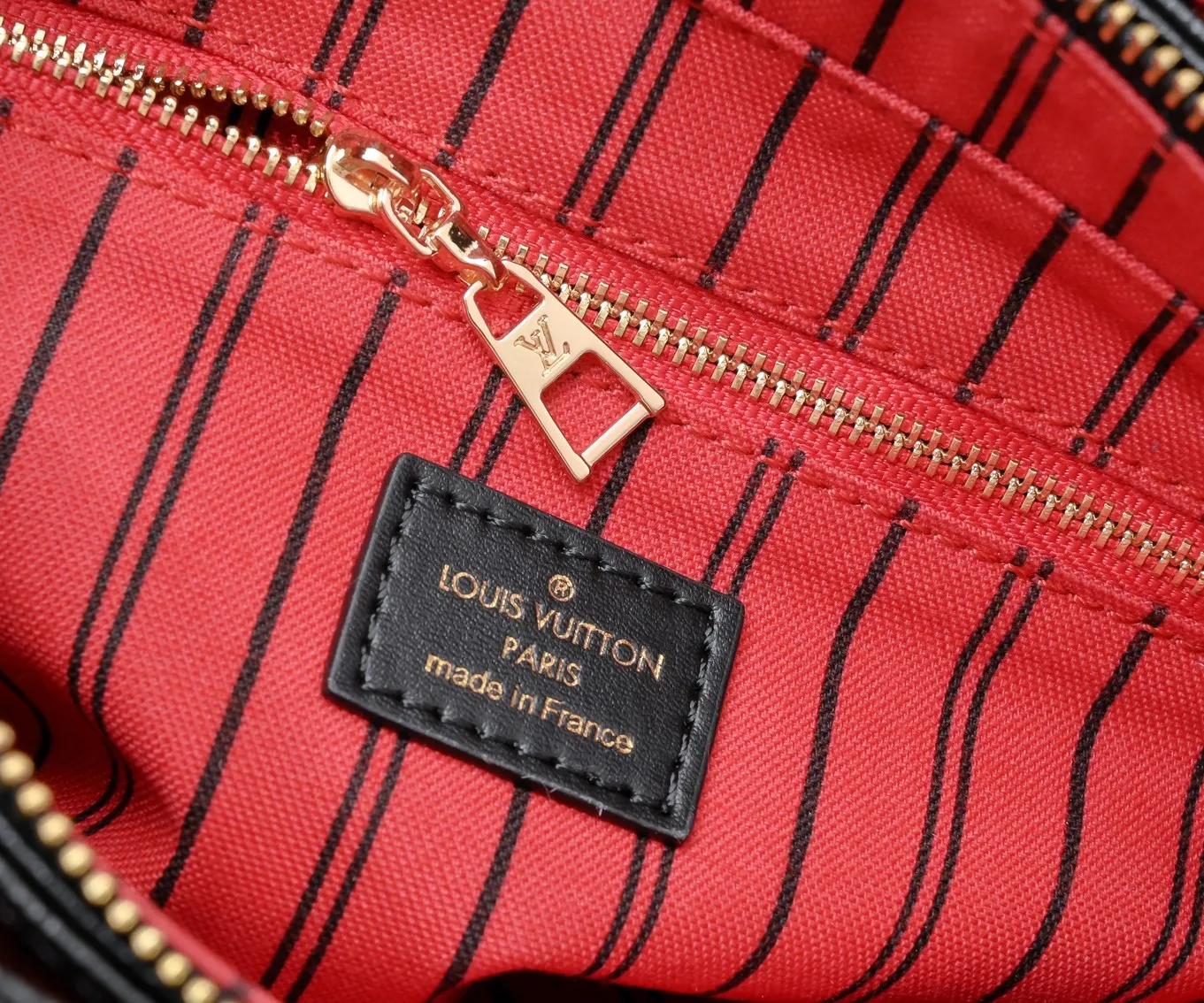 ¥500💰 Exclusive real shot-upgraded version ‼ ️New spring and summer products☀️ 💥Louis Vuitton 2023 popular practical and fashionable handheld crossbody model💪 Model: 56122🎉Color matching latest style Métis The unique shape exudes elegance. Presbyopic/yellow/original cowhide with original buckle hardware, made of soft Monogram canvas, has multiple practical pockets and three compartments. Size: length 27x height 18x ​​width 12cm