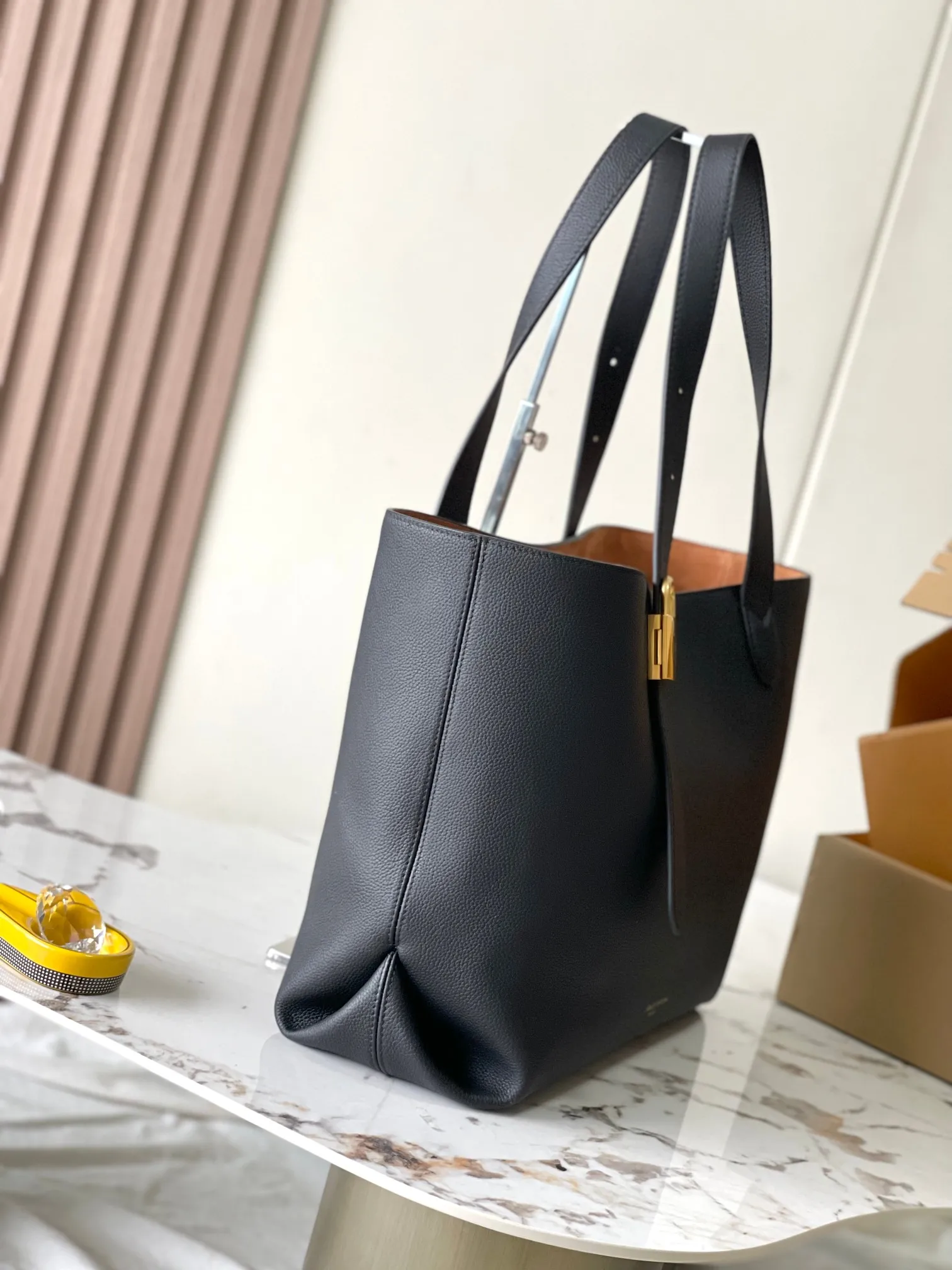 p3000 [Special grade MB chip version original leather] This medium-sized Low Key Cabas handbag is made of soft grained cow leather wrapped with suede leather lining, creating a gorgeous style with ingenuity. Model: M25341 black dynamic chip version Material: A-grade all-steel hardware, imported original fabric Packaging: full set of original factory duty-free MB packaging Size: 47*30*14cM