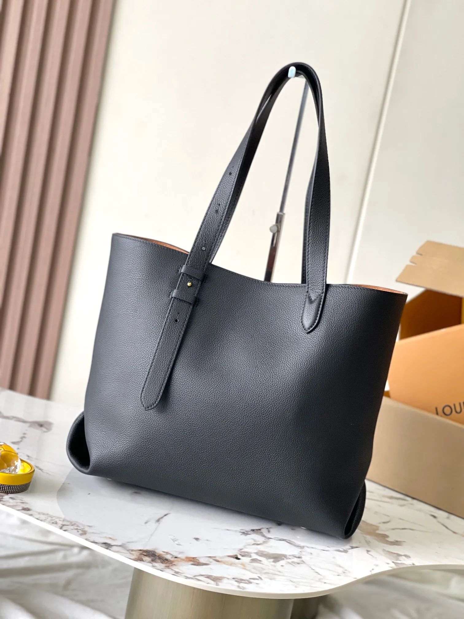 p3000 [Special grade MB chip version original leather] This medium-sized Low Key Cabas handbag is made of soft grained cow leather wrapped with suede leather lining, creating a gorgeous style with ingenuity. Model: M25341 black dynamic chip version Material: A-grade all-steel hardware, imported original fabric Packaging: full set of original factory duty-free MB packaging Size: 47*30*14cM