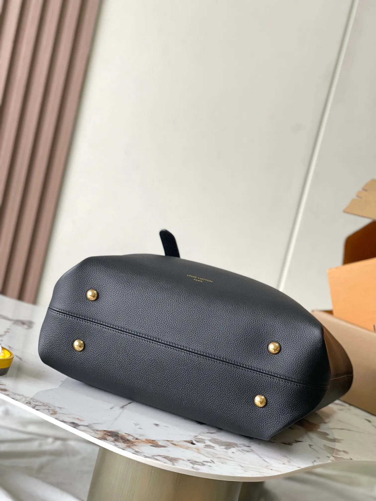 p3000 [Special grade MB chip version original leather] This medium-sized Low Key Cabas handbag is made of soft grained cow leather wrapped with suede leather lining, creating a gorgeous style with ingenuity. Model: M25341 black dynamic chip version Material: A-grade all-steel hardware, imported original fabric Packaging: full set of original factory duty-free MB packaging Size: 47*30*14cM