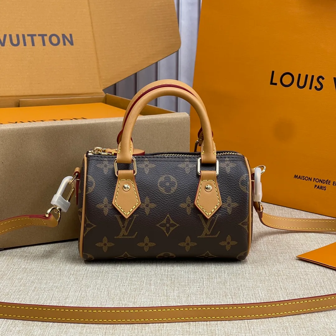 [Upgraded version] P420🐶Upgraded version. Real gold hardware.❣️M81085🐶Comes with complete packaging❣️NANO SPEEDY handbag The Nano Speedy handbag condenses the configuration of Louis Vuitton's classic Speedy handbag, with an exquisite design made of Monogram canvas, with distressed cow leather details and metal parts. The handles and removable and adjustable shoulder strap allow for a variety of styling possibilities. Dimensions: 16 x 10 x 7.5 cm