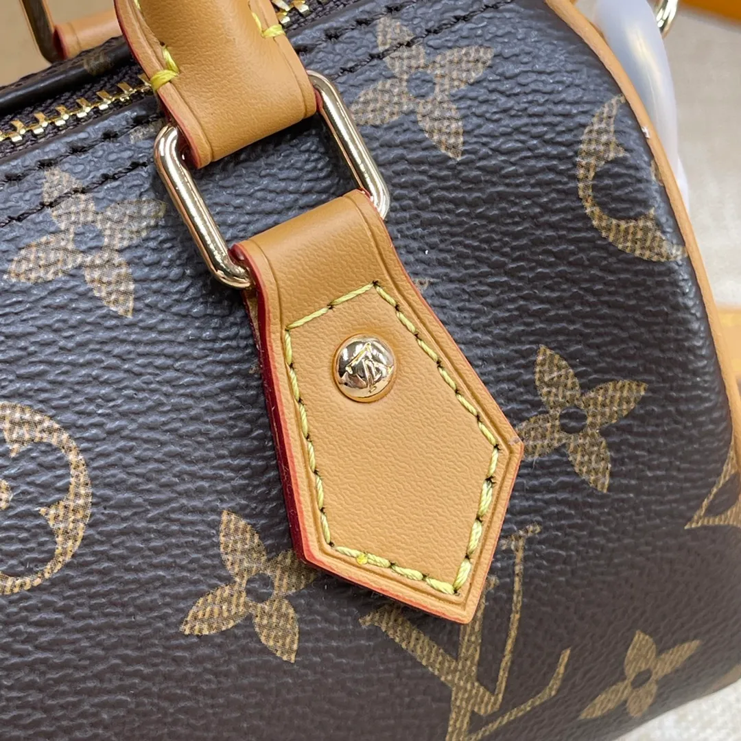 [Upgraded version] P420🐶Upgraded version. Real gold hardware.❣️M81085🐶Comes with complete packaging❣️NANO SPEEDY handbag The Nano Speedy handbag condenses the configuration of Louis Vuitton's classic Speedy handbag, with an exquisite design made of Monogram canvas, with distressed cow leather details and metal parts. The handles and removable and adjustable shoulder strap allow for a variety of styling possibilities. Dimensions: 16 x 10 x 7.5 cm
