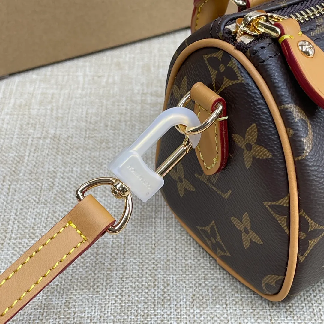 [Upgraded version] P420🐶Upgraded version. Real gold hardware.❣️M81085🐶Comes with complete packaging❣️NANO SPEEDY handbag The Nano Speedy handbag condenses the configuration of Louis Vuitton's classic Speedy handbag, with an exquisite design made of Monogram canvas, with distressed cow leather details and metal parts. The handles and removable and adjustable shoulder strap allow for a variety of styling possibilities. Dimensions: 16 x 10 x 7.5 cm