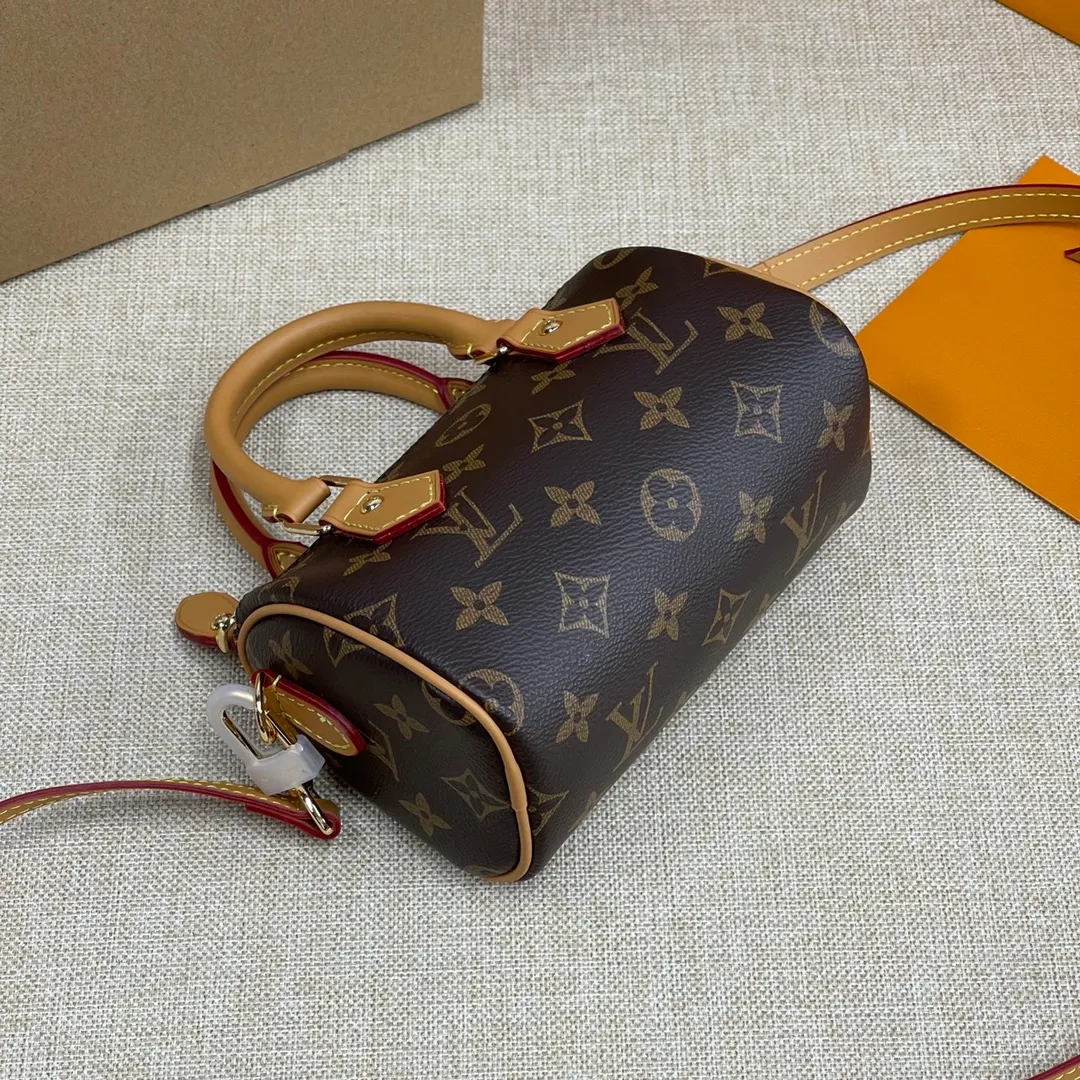 [Upgraded version] P420🐶Upgraded version. Real gold hardware.❣️M81085🐶Comes with complete packaging❣️NANO SPEEDY handbag The Nano Speedy handbag condenses the configuration of Louis Vuitton's classic Speedy handbag, with an exquisite design made of Monogram canvas, with distressed cow leather details and metal parts. The handles and removable and adjustable shoulder strap allow for a variety of styling possibilities. Dimensions: 16 x 10 x 7.5 cm
