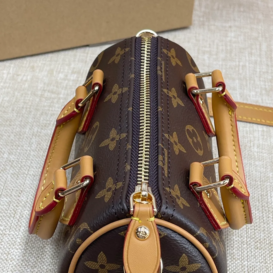 [Upgraded version] P420🐶Upgraded version. Real gold hardware.❣️M81085🐶Comes with complete packaging❣️NANO SPEEDY handbag The Nano Speedy handbag condenses the configuration of Louis Vuitton's classic Speedy handbag, with an exquisite design made of Monogram canvas, with distressed cow leather details and metal parts. The handles and removable and adjustable shoulder strap allow for a variety of styling possibilities. Dimensions: 16 x 10 x 7.5 cm