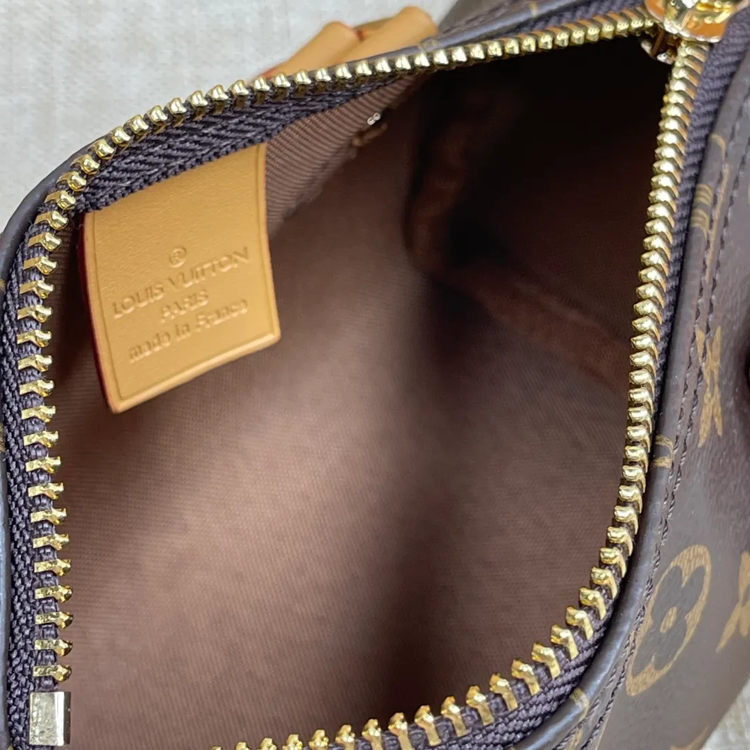 [Upgraded version] P420🐶Upgraded version. Real gold hardware.❣️M81085🐶Comes with complete packaging❣️NANO SPEEDY handbag The Nano Speedy handbag condenses the configuration of Louis Vuitton's classic Speedy handbag, with an exquisite design made of Monogram canvas, with distressed cow leather details and metal parts. The handles and removable and adjustable shoulder strap allow for a variety of styling possibilities. Dimensions: 16 x 10 x 7.5 cm
