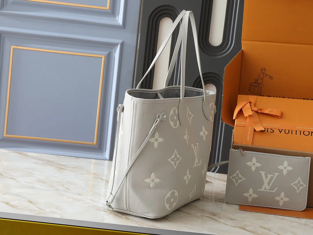 💰220💰Upgraded from the original M13758 M14210 M45686 M46649 M58907 M46329 M21579 M45685 M46676 M40995 This Neverfull medium handbag uses embossing and printing processes to depict the Monogram pattern on the cow leather. Tighten the side straps and the tote instantly transforms into an elegant urban handbag; the long handle makes it easy to carry over the shoulder or elbow. 31.0 x 28.0 x 14.0 cm (length x height x width)