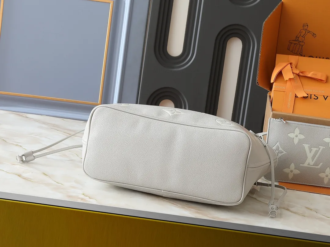 💰220💰Upgraded from the original M13758 M14210 M45686 M46649 M58907 M46329 M21579 M45685 M46676 M40995 This Neverfull medium handbag uses embossing and printing processes to depict the Monogram pattern on the cow leather. Tighten the side straps and the tote instantly transforms into an elegant urban handbag; the long handle makes it easy to carry over the shoulder or elbow. 31.0 x 28.0 x 14.0 cm (length x height x width)