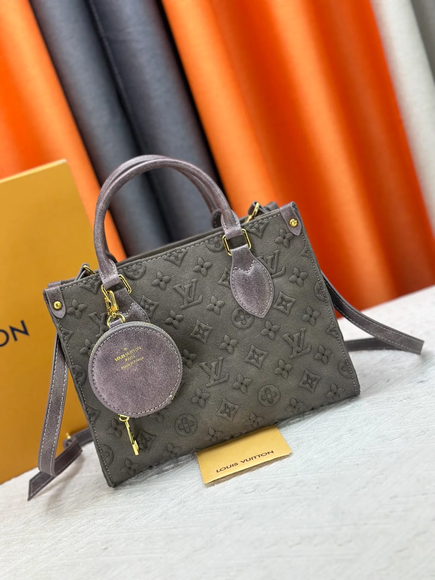 P320 M45659 M46373 Brown embossed Black embossed Gray embossed OnTheGo Small new version The legendary ONTHEGO handbag: made of washed LV Blason denim, with deep tones to enhance the gradient effect of the LV letters, showing Pharrell Williams' creative ingenuity in translating graceful music into fashion language. The zippered front pocket provides easy access to everyday items, while the drawstring closure and magnetic laces provide ample space. Detailed features25x11x19 cm