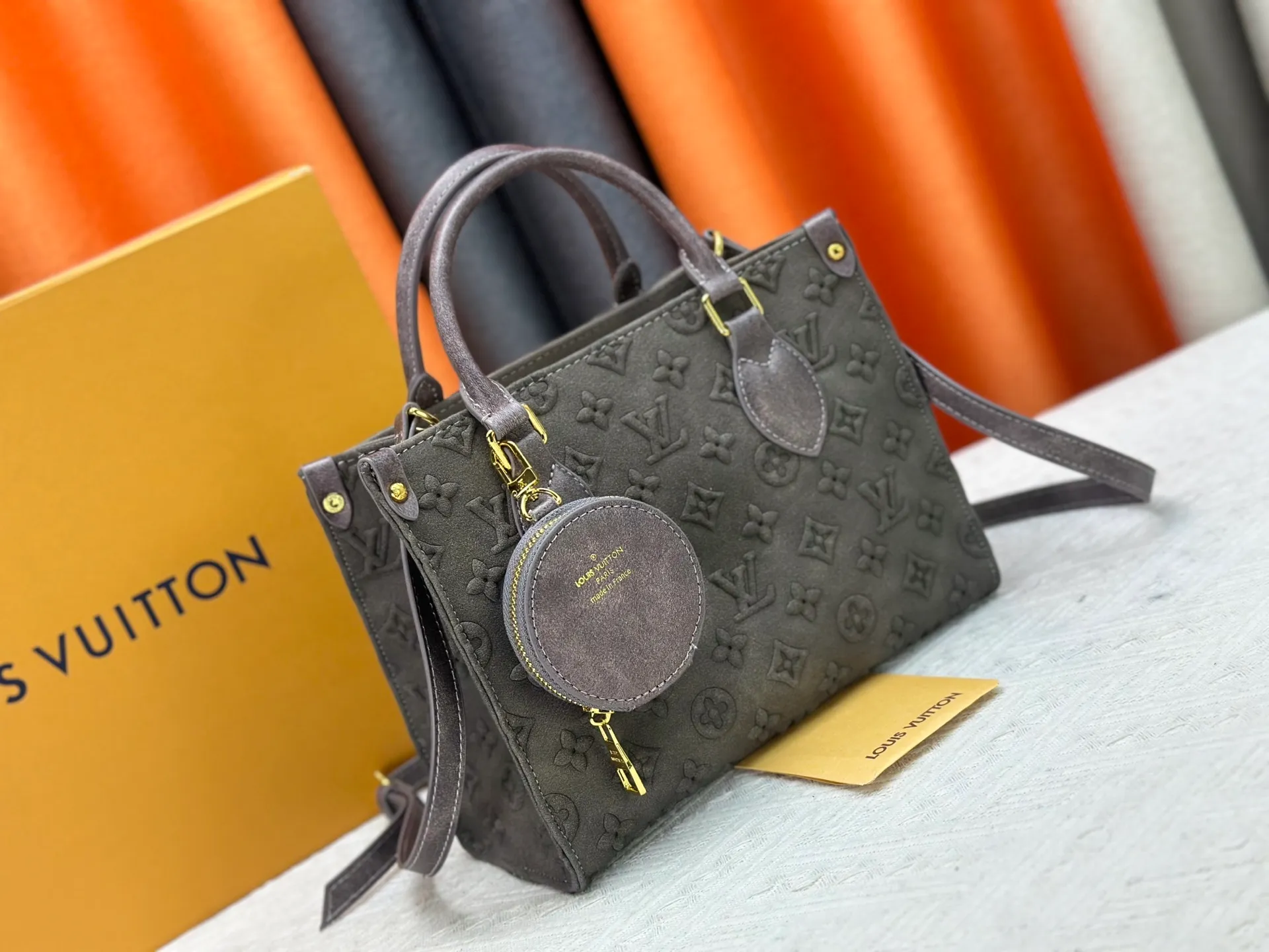 P320 M45659 M46373 Brown embossed Black embossed Gray embossed OnTheGo Small new version The legendary ONTHEGO handbag: made of washed LV Blason denim, with deep tones to enhance the gradient effect of the LV letters, showing Pharrell Williams' creative ingenuity in translating graceful music into fashion language. The zippered front pocket provides easy access to everyday items, while the drawstring closure and magnetic laces provide ample space. Detailed features25x11x19 cm
