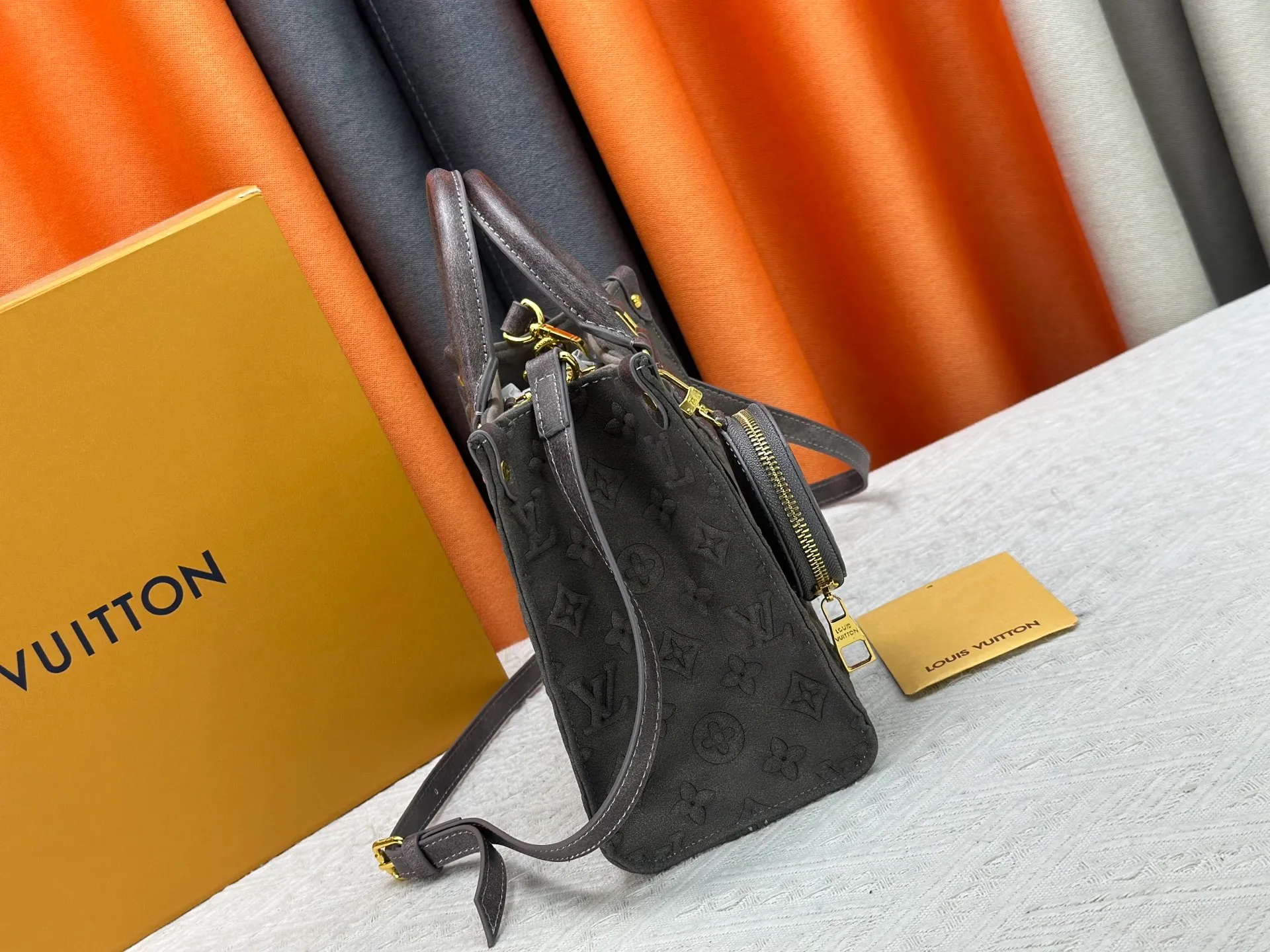 P320 M45659 M46373 Brown embossed Black embossed Gray embossed OnTheGo Small new version The legendary ONTHEGO handbag: made of washed LV Blason denim, with deep tones to enhance the gradient effect of the LV letters, showing Pharrell Williams' creative ingenuity in translating graceful music into fashion language. The zippered front pocket provides easy access to everyday items, while the drawstring closure and magnetic laces provide ample space. Detailed features25x11x19 cm