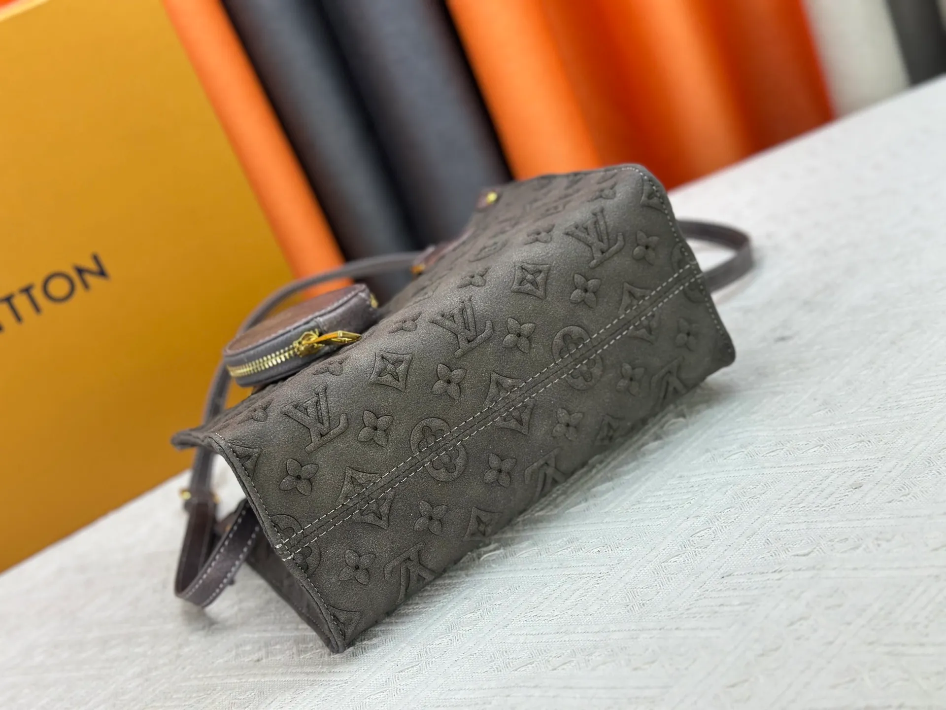 P320 M45659 M46373 Brown embossed Black embossed Gray embossed OnTheGo Small new version The legendary ONTHEGO handbag: made of washed LV Blason denim, with deep tones to enhance the gradient effect of the LV letters, showing Pharrell Williams' creative ingenuity in translating graceful music into fashion language. The zippered front pocket provides easy access to everyday items, while the drawstring closure and magnetic laces provide ample space. Detailed features25x11x19 cm