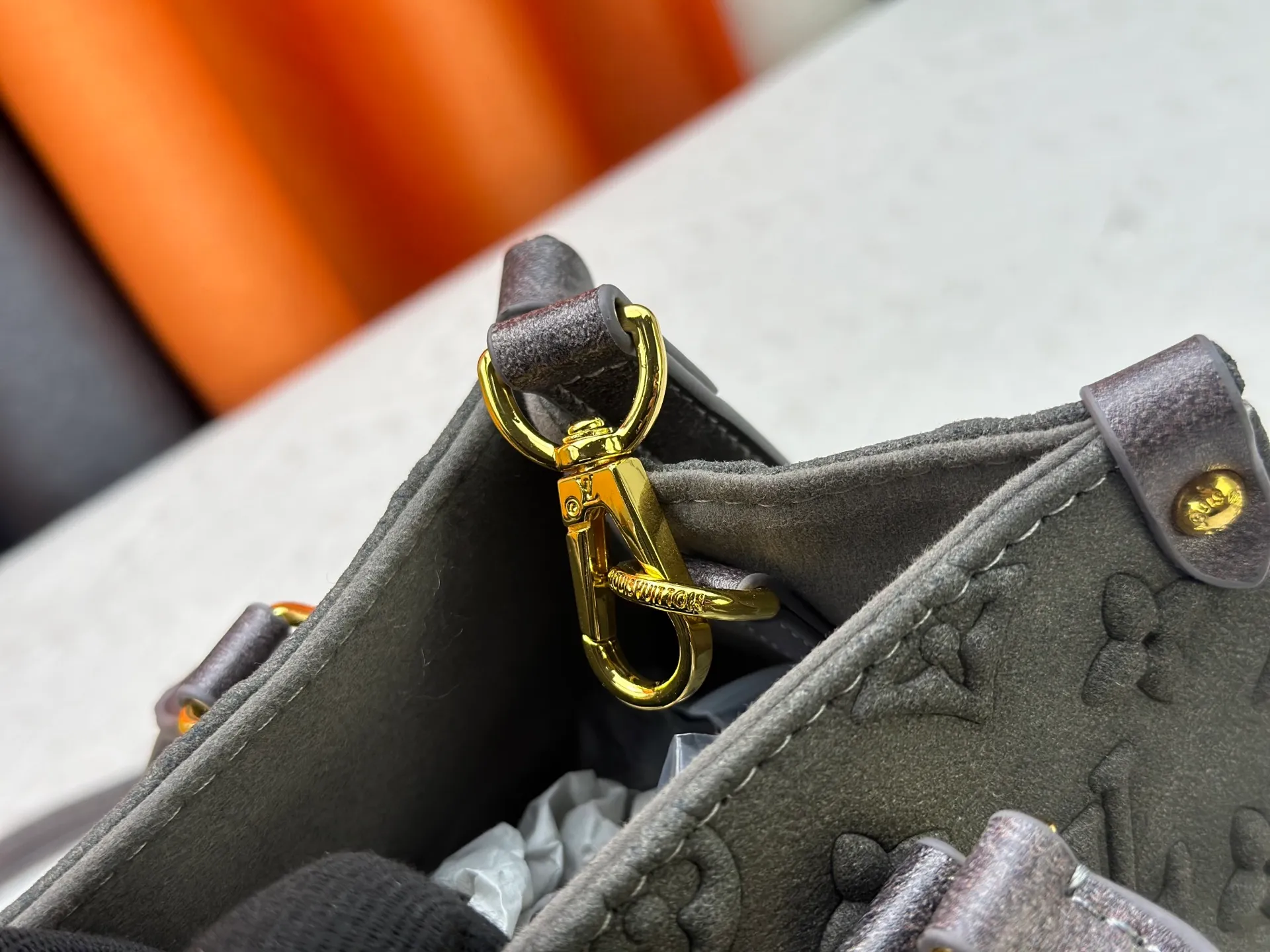 P320 M45659 M46373 Brown embossed Black embossed Gray embossed OnTheGo Small new version The legendary ONTHEGO handbag: made of washed LV Blason denim, with deep tones to enhance the gradient effect of the LV letters, showing Pharrell Williams' creative ingenuity in translating graceful music into fashion language. The zippered front pocket provides easy access to everyday items, while the drawstring closure and magnetic laces provide ample space. Detailed features25x11x19 cm