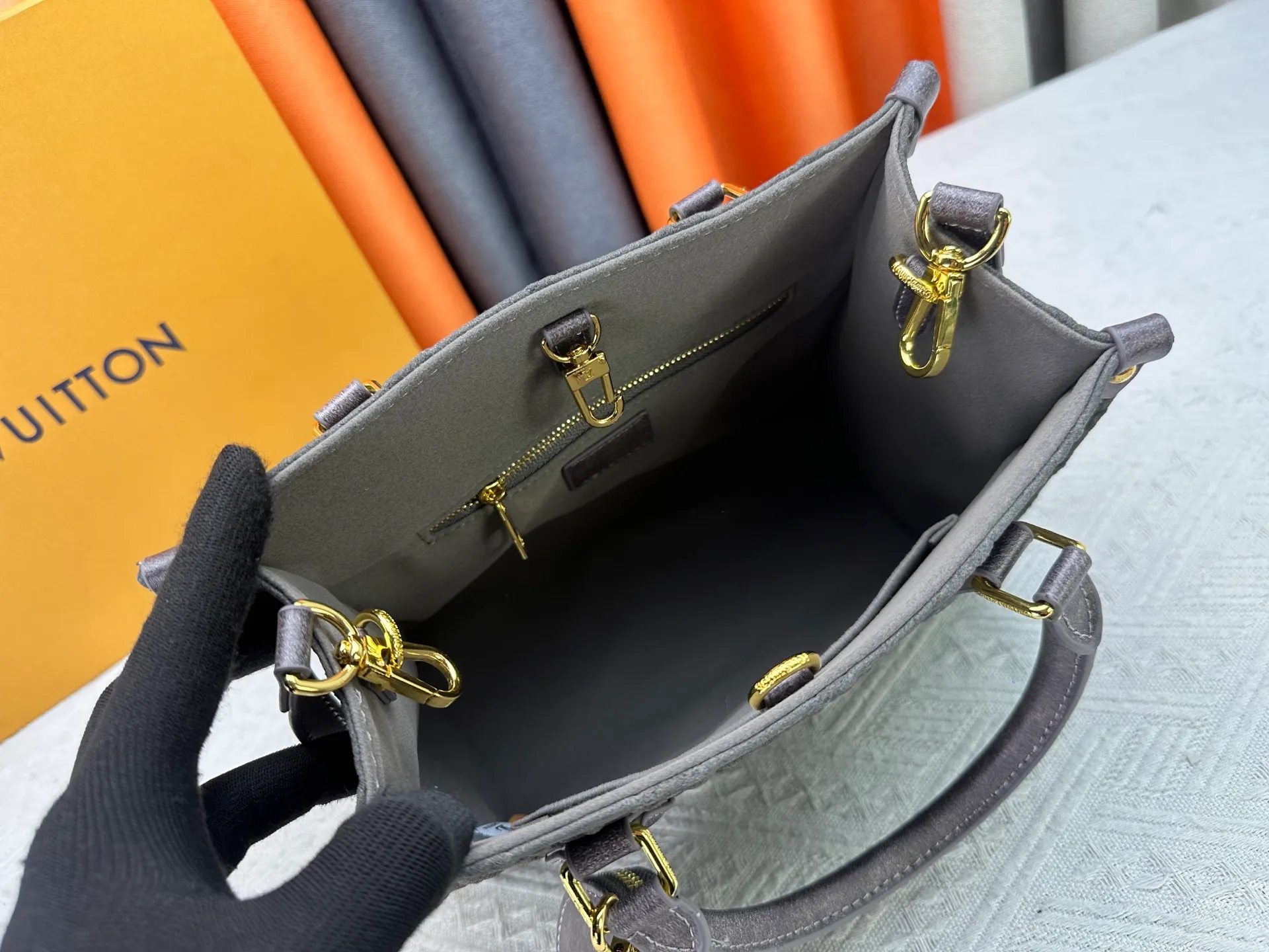 P320 M45659 M46373 Brown embossed Black embossed Gray embossed OnTheGo Small new version The legendary ONTHEGO handbag: made of washed LV Blason denim, with deep tones to enhance the gradient effect of the LV letters, showing Pharrell Williams' creative ingenuity in translating graceful music into fashion language. The zippered front pocket provides easy access to everyday items, while the drawstring closure and magnetic laces provide ample space. Detailed features25x11x19 cm