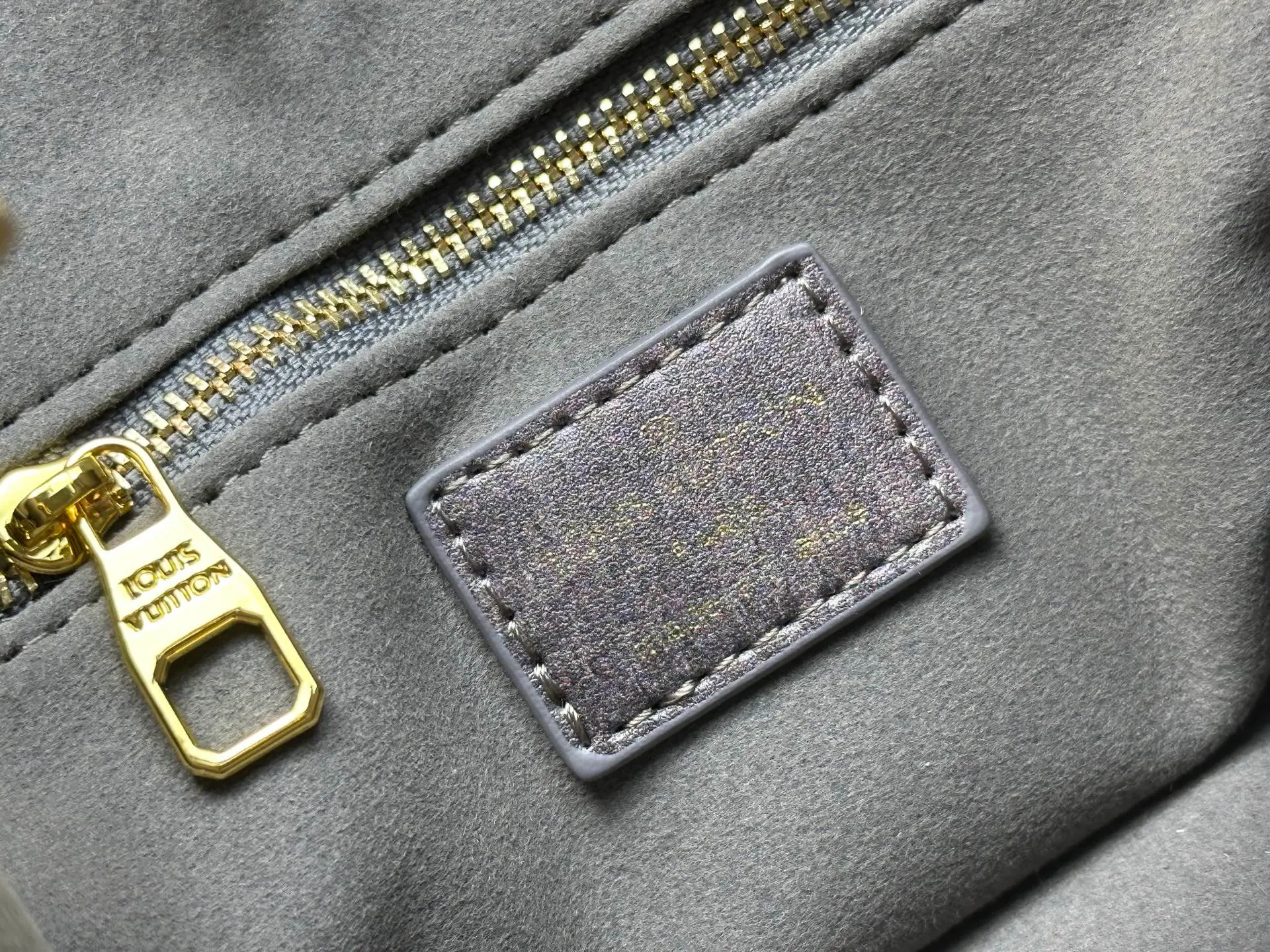 P320 M45659 M46373 Brown embossed Black embossed Gray embossed OnTheGo Small new version The legendary ONTHEGO handbag: made of washed LV Blason denim, with deep tones to enhance the gradient effect of the LV letters, showing Pharrell Williams' creative ingenuity in translating graceful music into fashion language. The zippered front pocket provides easy access to everyday items, while the drawstring closure and magnetic laces provide ample space. Detailed features25x11x19 cm