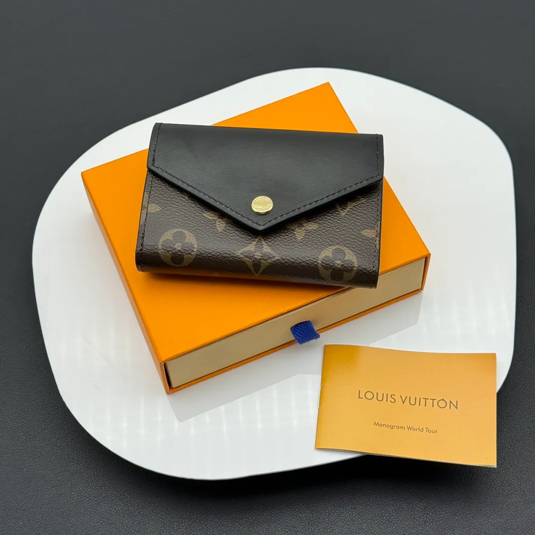 💰130 💎Upgraded original version🇫🇷 ZOÉ Wallet The Zoé wallet combines Damier Azur canvas and pastel leather to outline an envelope-like structure. The flip cover is decorated with gold Louis Vuitton snaps to welcome the coolness of summer. The compact design hides ample space, making it easy to store coins, banknotes and bank cards. It can also be placed in a pocket, handbag or clutch. Model: M60168 Dimensions: 9.5 x 7.5 x 3.0 cm (length x height x width).