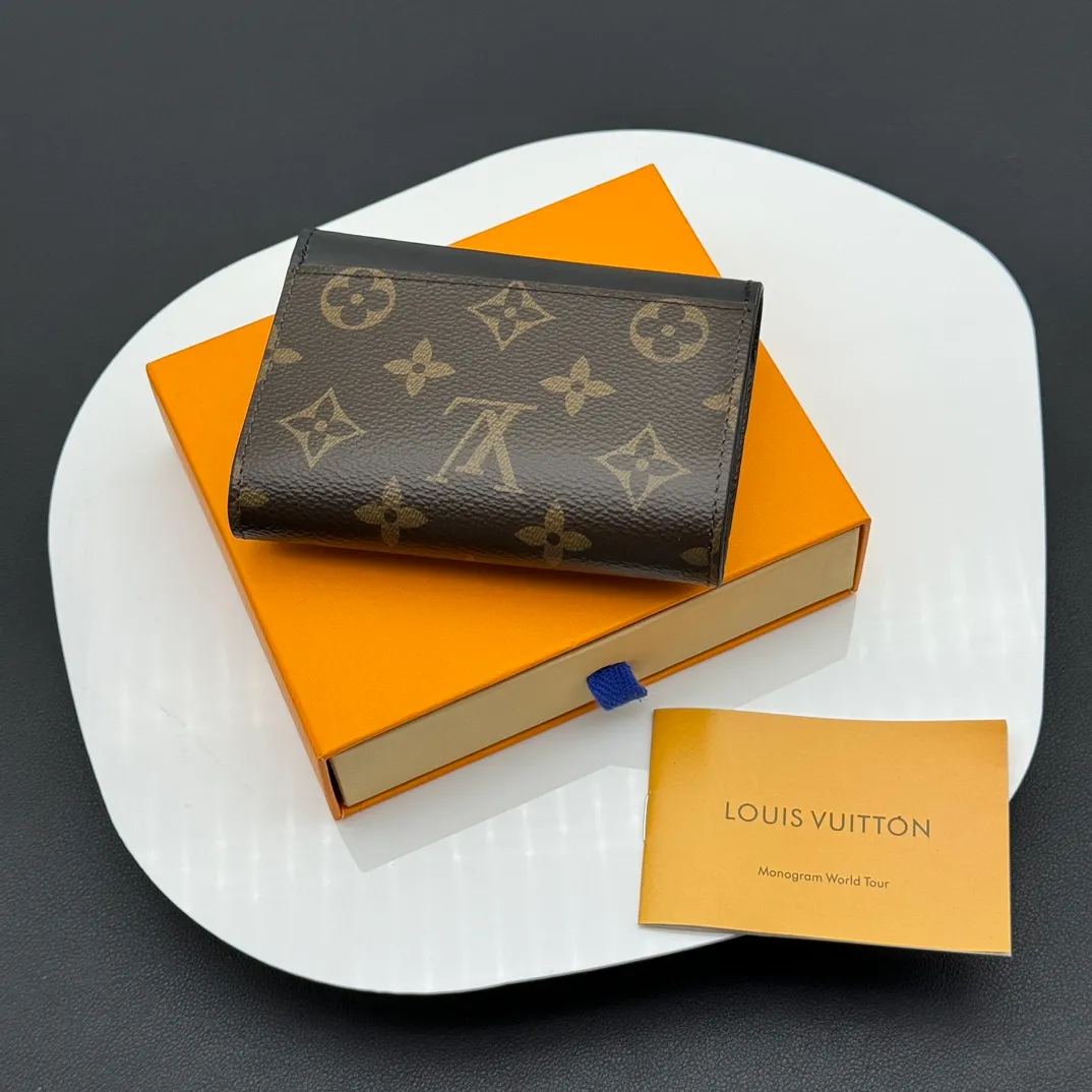 💰130 💎Upgraded original version🇫🇷 ZOÉ Wallet The Zoé wallet combines Damier Azur canvas and pastel leather to outline an envelope-like structure. The flip cover is decorated with gold Louis Vuitton snaps to welcome the coolness of summer. The compact design hides ample space, making it easy to store coins, banknotes and bank cards. It can also be placed in a pocket, handbag or clutch. Model: M60168 Dimensions: 9.5 x 7.5 x 3.0 cm (length x height x width).