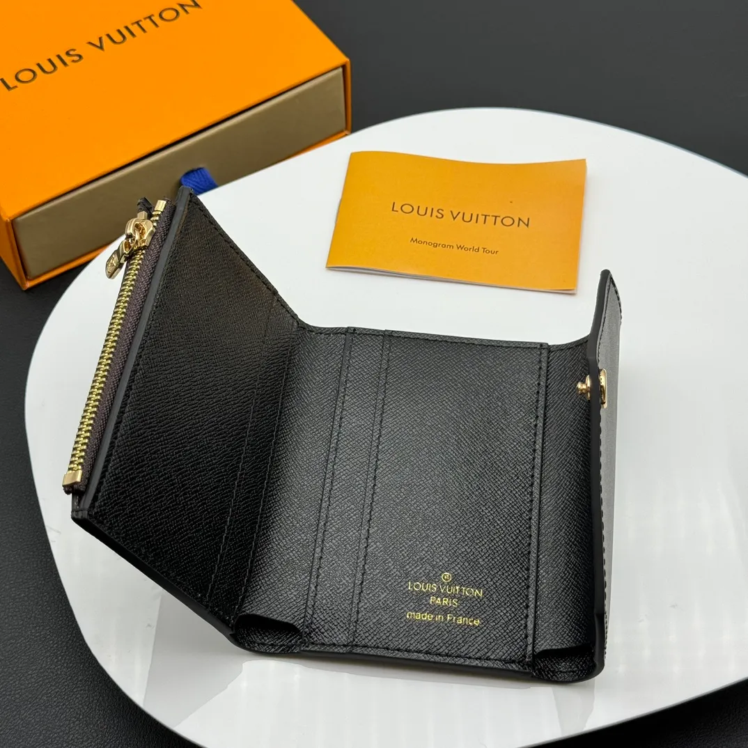 💰130 💎Upgraded original version🇫🇷 ZOÉ Wallet The Zoé wallet combines Damier Azur canvas and pastel leather to outline an envelope-like structure. The flip cover is decorated with gold Louis Vuitton snaps to welcome the coolness of summer. The compact design hides ample space, making it easy to store coins, banknotes and bank cards. It can also be placed in a pocket, handbag or clutch. Model: M60168 Dimensions: 9.5 x 7.5 x 3.0 cm (length x height x width).