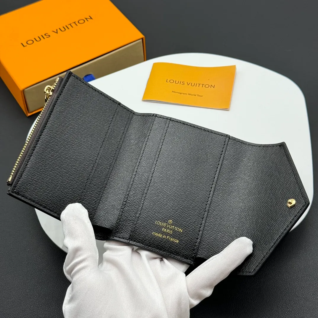 💰130 💎Upgraded original version🇫🇷 ZOÉ Wallet The Zoé wallet combines Damier Azur canvas and pastel leather to outline an envelope-like structure. The flip cover is decorated with gold Louis Vuitton snaps to welcome the coolness of summer. The compact design hides ample space, making it easy to store coins, banknotes and bank cards. It can also be placed in a pocket, handbag or clutch. Model: M60168 Dimensions: 9.5 x 7.5 x 3.0 cm (length x height x width).