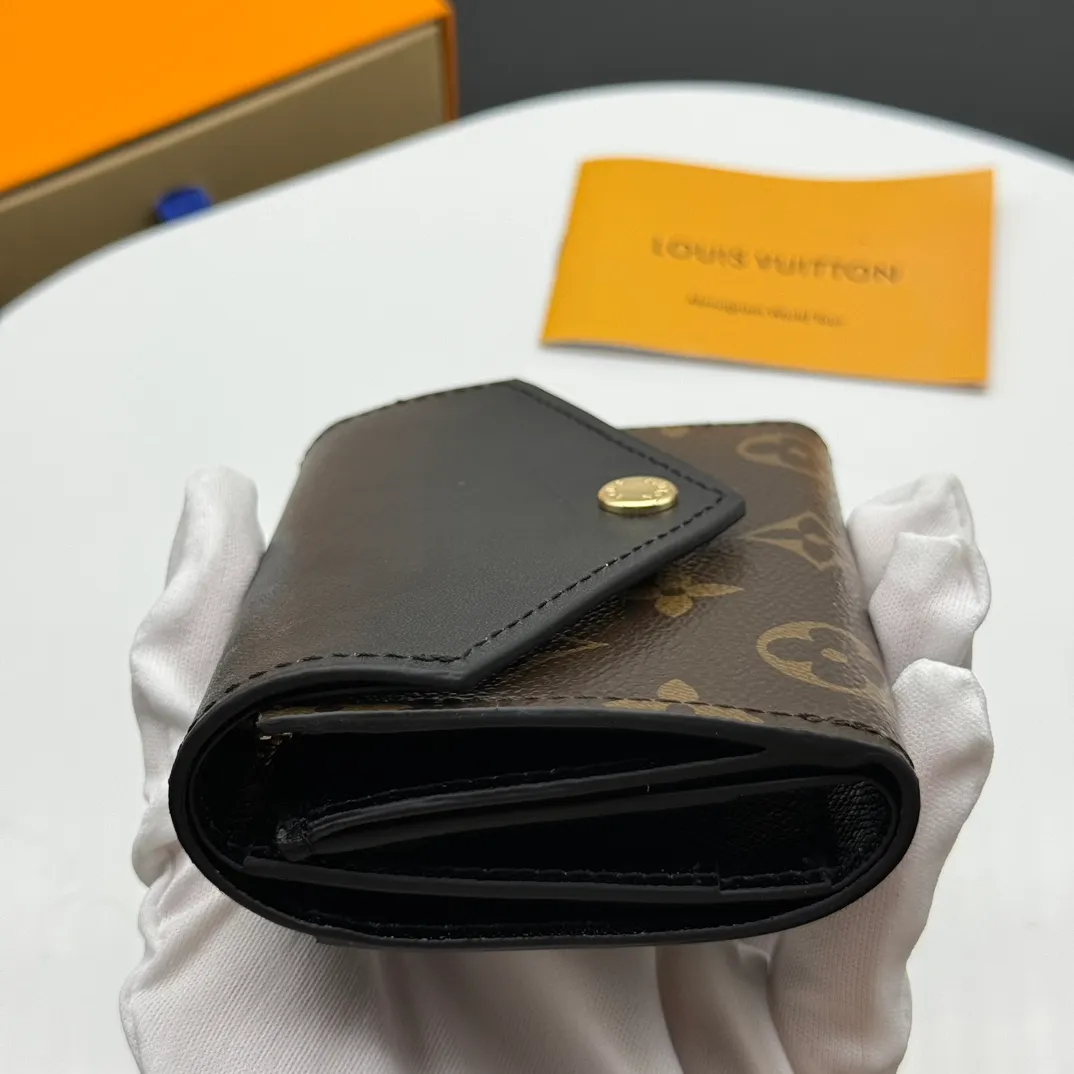 💰130 💎Upgraded original version🇫🇷 ZOÉ Wallet The Zoé wallet combines Damier Azur canvas and pastel leather to outline an envelope-like structure. The flip cover is decorated with gold Louis Vuitton snaps to welcome the coolness of summer. The compact design hides ample space, making it easy to store coins, banknotes and bank cards. It can also be placed in a pocket, handbag or clutch. Model: M60168 Dimensions: 9.5 x 7.5 x 3.0 cm (length x height x width).