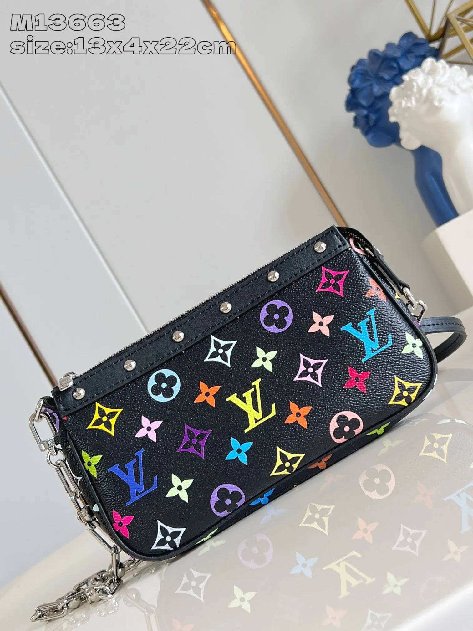 Factory price 740 [top quality original order] dynamic chip! M13404 black color. M13663 black color] This Pochette Accessoires handbag is made of coated canvas, with colorful Monogram patterns to interpret the smart style of the Louis Vuitton x Murakami cross-border collaboration series. Calf leather trim and dazzling hardware add to the sophisticated details, while the detachable shoulder strap and chain allow for flexible carry. 13 x 4 x 22 cm (height x width x length)
