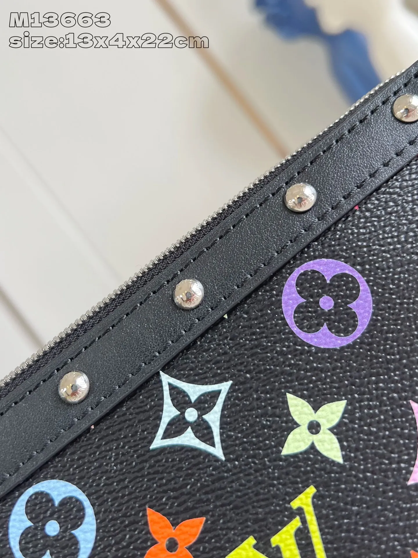 Factory price 740 [top quality original order] dynamic chip! M13404 black color. M13663 black color] This Pochette Accessoires handbag is made of coated canvas, with colorful Monogram patterns to interpret the smart style of the Louis Vuitton x Murakami cross-border collaboration series. Calf leather trim and dazzling hardware add to the sophisticated details, while the detachable shoulder strap and chain allow for flexible carry. 13 x 4 x 22 cm (height x width x length)