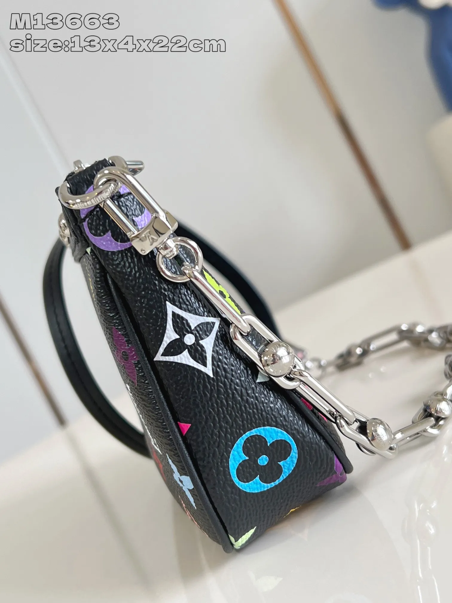 Factory price 740 [top quality original order] dynamic chip! M13404 black color. M13663 black color] This Pochette Accessoires handbag is made of coated canvas, with colorful Monogram patterns to interpret the smart style of the Louis Vuitton x Murakami cross-border collaboration series. Calf leather trim and dazzling hardware add to the sophisticated details, while the detachable shoulder strap and chain allow for flexible carry. 13 x 4 x 22 cm (height x width x length)