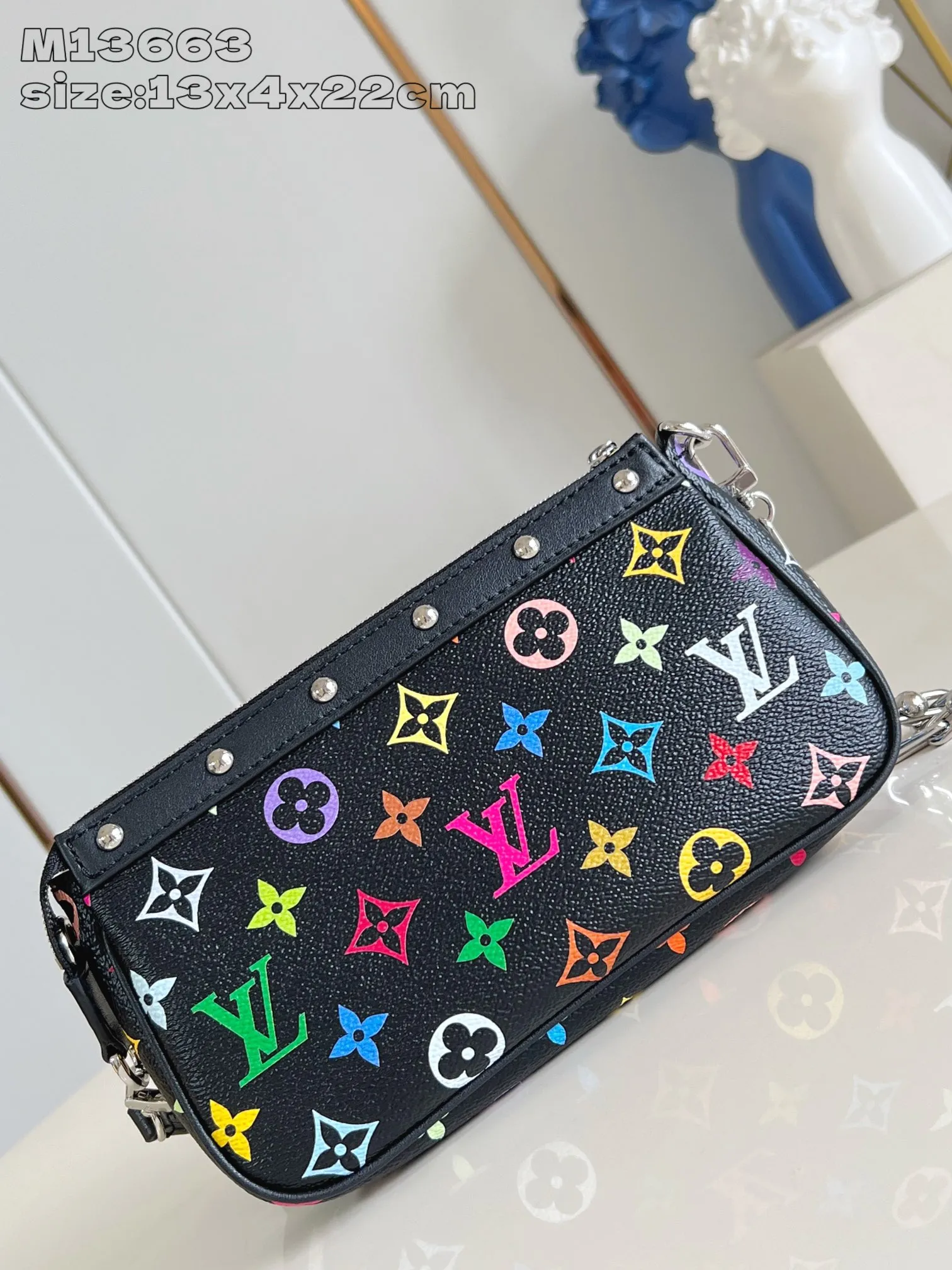 Factory price 740 [top quality original order] dynamic chip! M13404 black color. M13663 black color] This Pochette Accessoires handbag is made of coated canvas, with colorful Monogram patterns to interpret the smart style of the Louis Vuitton x Murakami cross-border collaboration series. Calf leather trim and dazzling hardware add to the sophisticated details, while the detachable shoulder strap and chain allow for flexible carry. 13 x 4 x 22 cm (height x width x length)