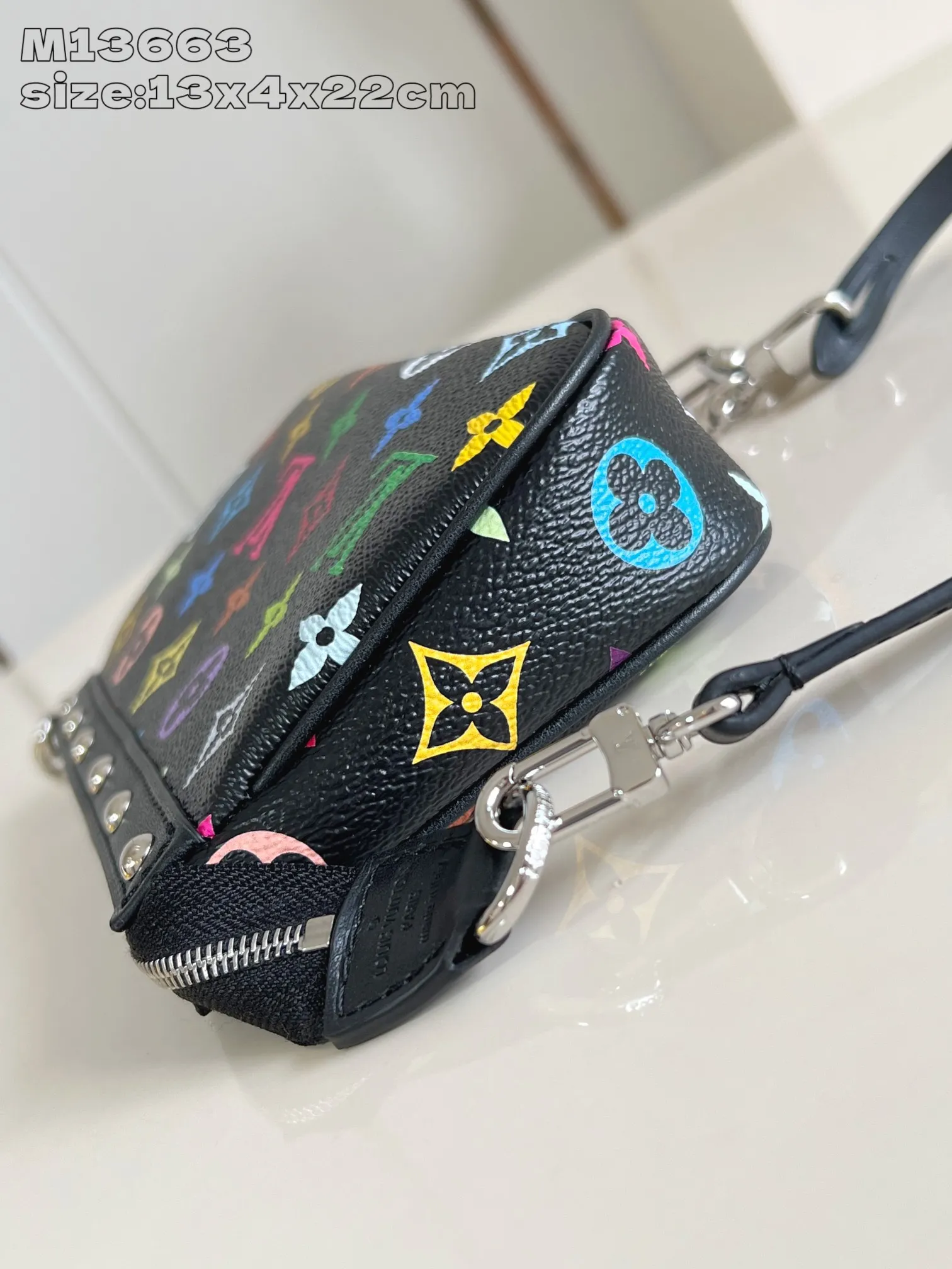Factory price 740 [top quality original order] dynamic chip! M13404 black color. M13663 black color] This Pochette Accessoires handbag is made of coated canvas, with colorful Monogram patterns to interpret the smart style of the Louis Vuitton x Murakami cross-border collaboration series. Calf leather trim and dazzling hardware add to the sophisticated details, while the detachable shoulder strap and chain allow for flexible carry. 13 x 4 x 22 cm (height x width x length)