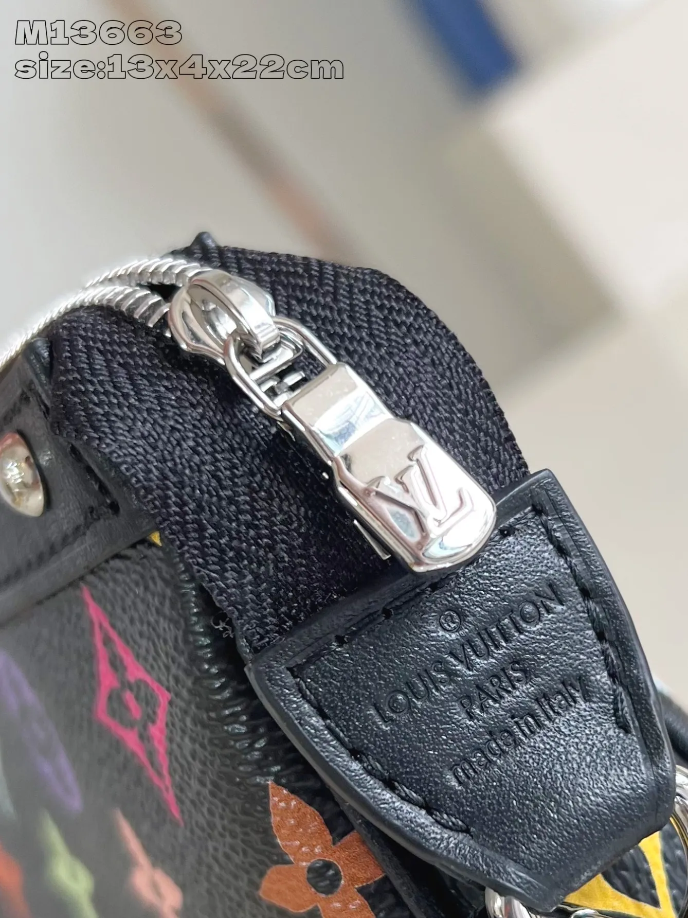 Factory price 740 [top quality original order] dynamic chip! M13404 black color. M13663 black color] This Pochette Accessoires handbag is made of coated canvas, with colorful Monogram patterns to interpret the smart style of the Louis Vuitton x Murakami cross-border collaboration series. Calf leather trim and dazzling hardware add to the sophisticated details, while the detachable shoulder strap and chain allow for flexible carry. 13 x 4 x 22 cm (height x width x length)