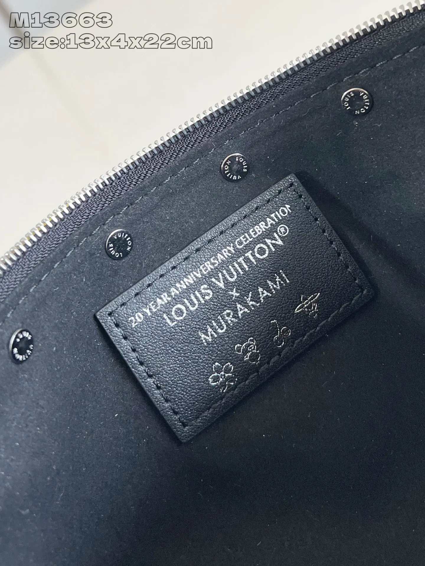 Factory price 740 [top quality original order] dynamic chip! M13404 black color. M13663 black color] This Pochette Accessoires handbag is made of coated canvas, with colorful Monogram patterns to interpret the smart style of the Louis Vuitton x Murakami cross-border collaboration series. Calf leather trim and dazzling hardware add to the sophisticated details, while the detachable shoulder strap and chain allow for flexible carry. 13 x 4 x 22 cm (height x width x length)