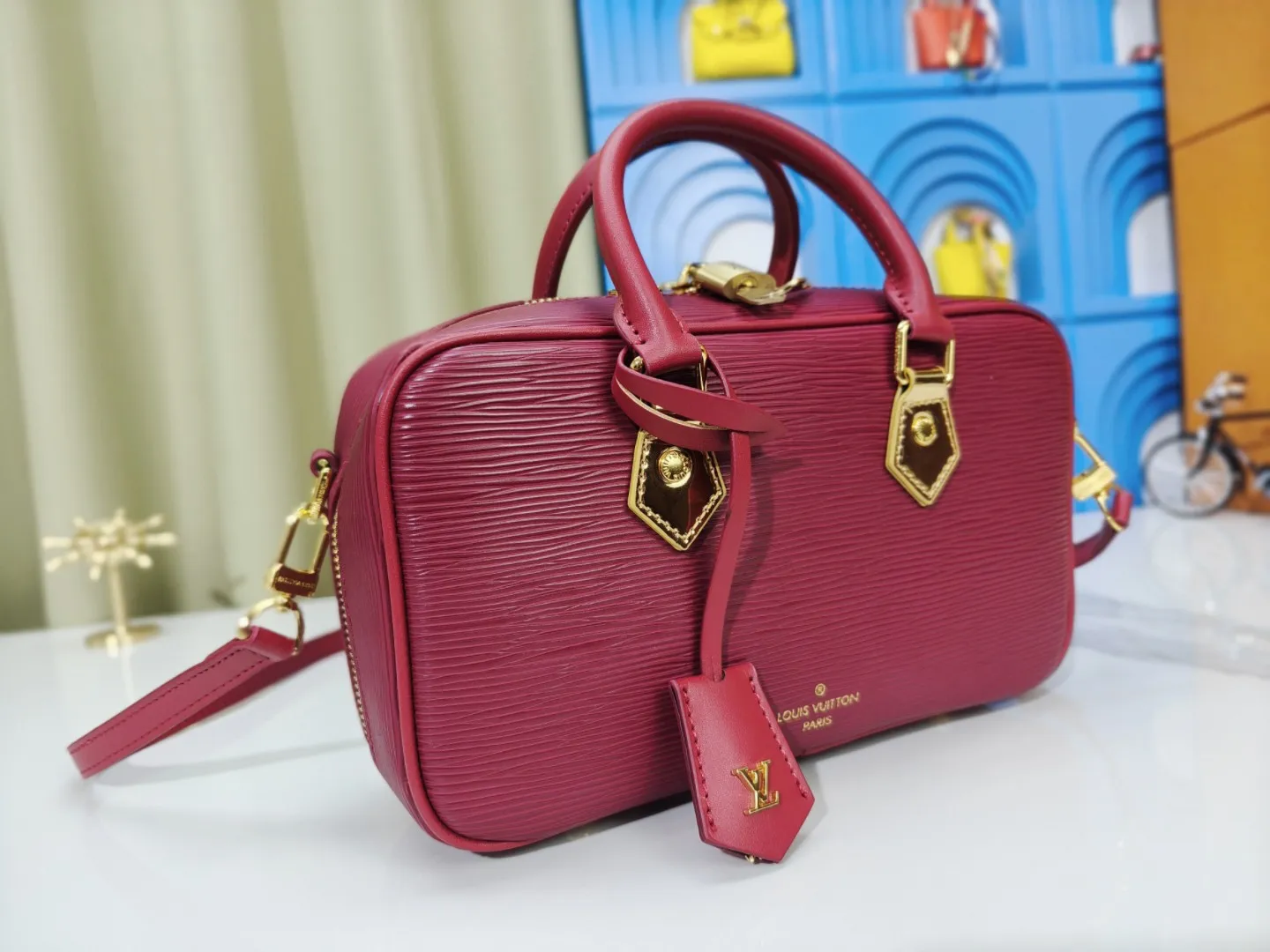 P240💰M12009 cowhide version lvfw24 show new bag This nicolas ghesquiere joined Iv's 10th anniversary show. The show was like a huge greenhouse. In the greenhouse called Iv, we saw the stars cultivated in the past ten years and the starry future. Nicolas uses memory as a guide for imagination. This show can not only see the designer's past classic creativity, but also explore different artistic visions. From familiar silhouettes to tailoring and embroidery, it presents an adventure that lasted ten years. Size 25x15cm