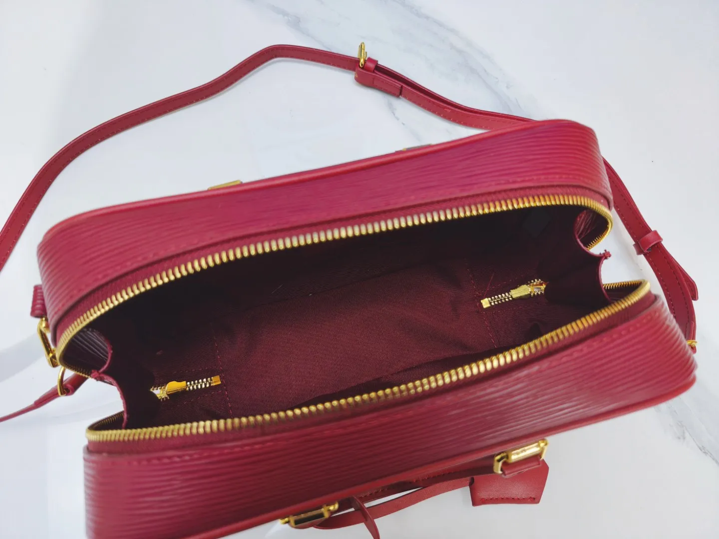 P240💰M12009 cowhide version lvfw24 show new bag This nicolas ghesquiere joined Iv's 10th anniversary show. The show was like a huge greenhouse. In the greenhouse called Iv, we saw the stars cultivated in the past ten years and the starry future. Nicolas uses memory as a guide for imagination. This show can not only see the designer's past classic creativity, but also explore different artistic visions. From familiar silhouettes to tailoring and embroidery, it presents an adventure that lasted ten years. Size 25x15cm