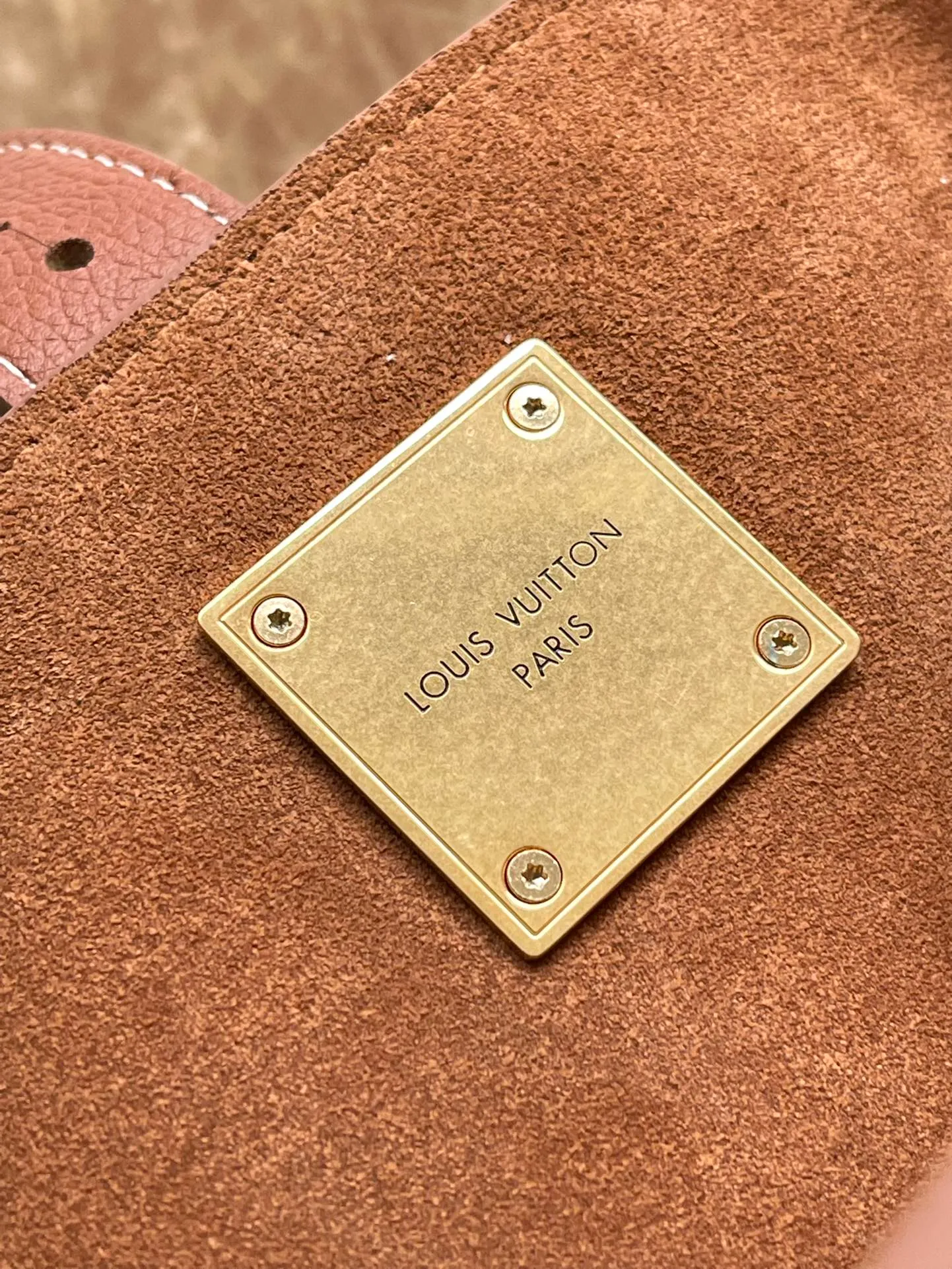 💰1340 (top layer leather) top original order M25342 caramel color This medium-sized Low Key Cabas handbag is wrapped in soft grained cow leather and lined with suede leather, creating a gorgeous style with ingenuity. The brand's iconic padlock demonstrates an eclectic mix of elegant aesthetics and security features. The adjustable handle enables you to switch between hand-held and long- or short-shoulder carry. Dimensions: 47 × 30 × 14 cm