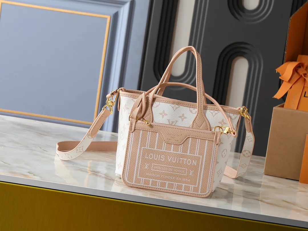 💰Large 130, Small 240💰Upgraded original version 🔥Double-sided available🔥M12061 M25665 M14994 M11946 M12099 M40995 The legendary neverfull medium handbag: always able to meet your various needs for handbags. It has a large capacity but is not bulky. It is stiff and soft to the touch, making it suitable for home and travel. Tighten the side ties and it instantly transforms into a stylish urban handbag. Loosen the straps and it transforms into a chic and practical handbag. The slender leather handle can be carried over the shoulder or between the arms. The model shown here is made of damier azur canvas. Size: large 31x28x14, small 25x16x10