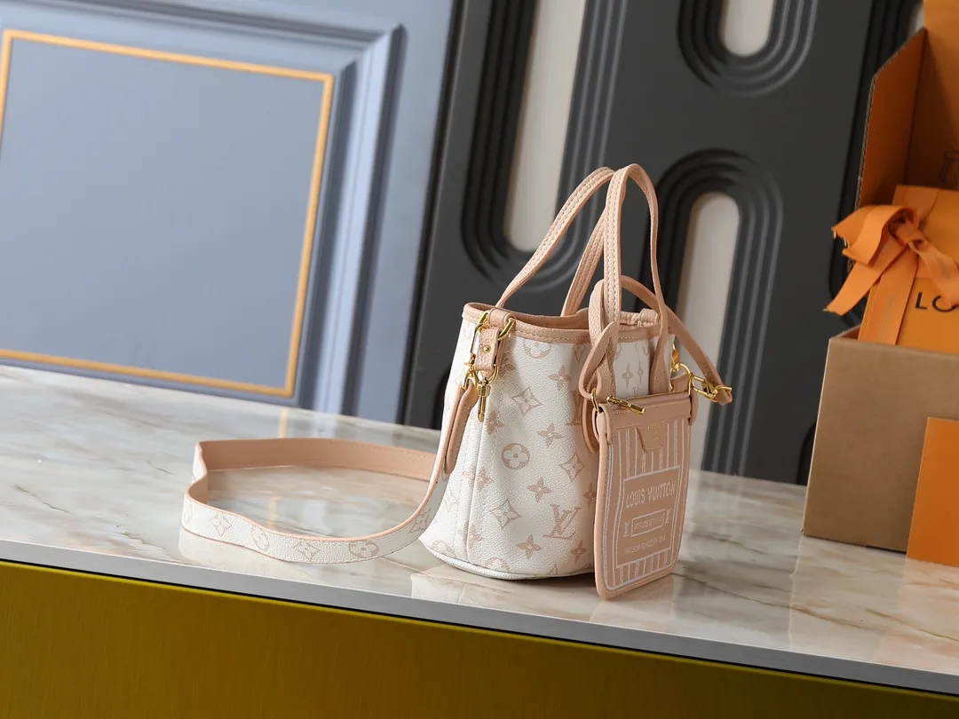 💰Large 130, Small 240💰Upgraded original version 🔥Double-sided available🔥M12061 M25665 M14994 M11946 M12099 M40995 The legendary neverfull medium handbag: always able to meet your various needs for handbags. It has a large capacity but is not bulky. It is stiff and soft to the touch, making it suitable for home and travel. Tighten the side ties and it instantly transforms into a stylish urban handbag. Loosen the straps and it transforms into a chic and practical handbag. The slender leather handle can be carried over the shoulder or between the arms. The model shown here is made of damier azur canvas. Size: large 31x28x14, small 25x16x10