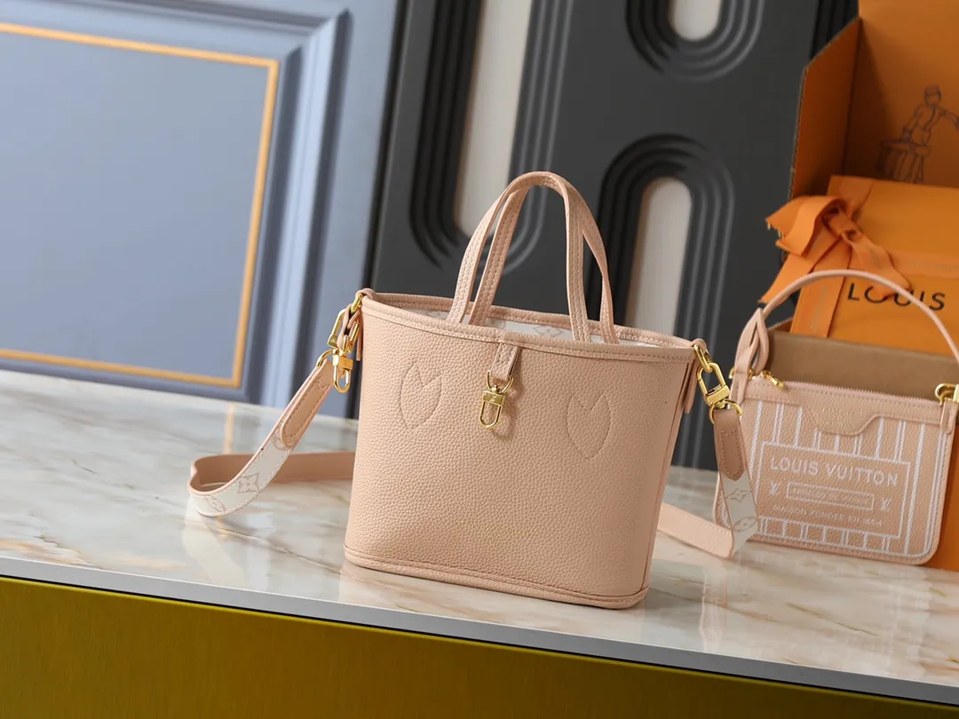 💰Large 130, Small 240💰Upgraded original version 🔥Double-sided available🔥M12061 M25665 M14994 M11946 M12099 M40995 The legendary neverfull medium handbag: always able to meet your various needs for handbags. It has a large capacity but is not bulky. It is stiff and soft to the touch, making it suitable for home and travel. Tighten the side ties and it instantly transforms into a stylish urban handbag. Loosen the straps and it transforms into a chic and practical handbag. The slender leather handle can be carried over the shoulder or between the arms. The model shown here is made of damier azur canvas. Size: large 31x28x14, small 25x16x10