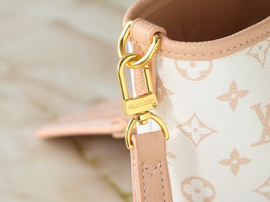 💰Large 130, Small 240💰Upgraded original version 🔥Double-sided available🔥M12061 M25665 M14994 M11946 M12099 M40995 The legendary neverfull medium handbag: always able to meet your various needs for handbags. It has a large capacity but is not bulky. It is stiff and soft to the touch, making it suitable for home and travel. Tighten the side ties and it instantly transforms into a stylish urban handbag. Loosen the straps and it transforms into a chic and practical handbag. The slender leather handle can be carried over the shoulder or between the arms. The model shown here is made of damier azur canvas. Size: large 31x28x14, small 25x16x10