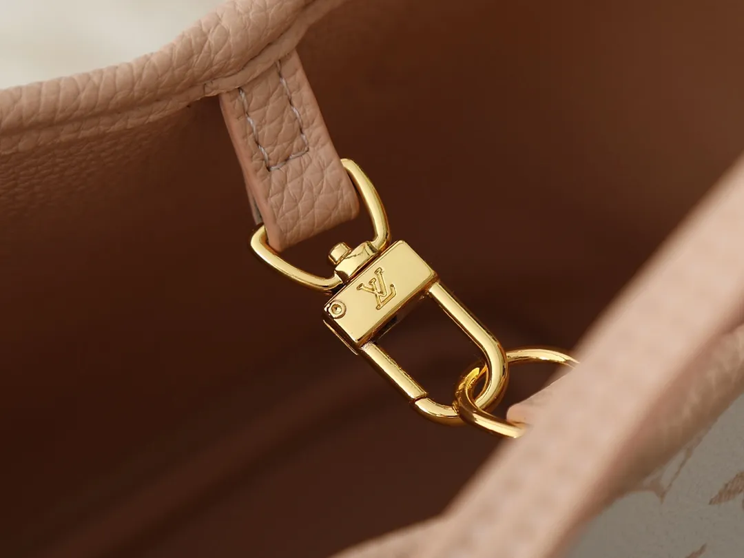 💰Large 130, Small 240💰Upgraded original version 🔥Double-sided available🔥M12061 M25665 M14994 M11946 M12099 M40995 The legendary neverfull medium handbag: always able to meet your various needs for handbags. It has a large capacity but is not bulky. It is stiff and soft to the touch, making it suitable for home and travel. Tighten the side ties and it instantly transforms into a stylish urban handbag. Loosen the straps and it transforms into a chic and practical handbag. The slender leather handle can be carried over the shoulder or between the arms. The model shown here is made of damier azur canvas. Size: large 31x28x14, small 25x16x10