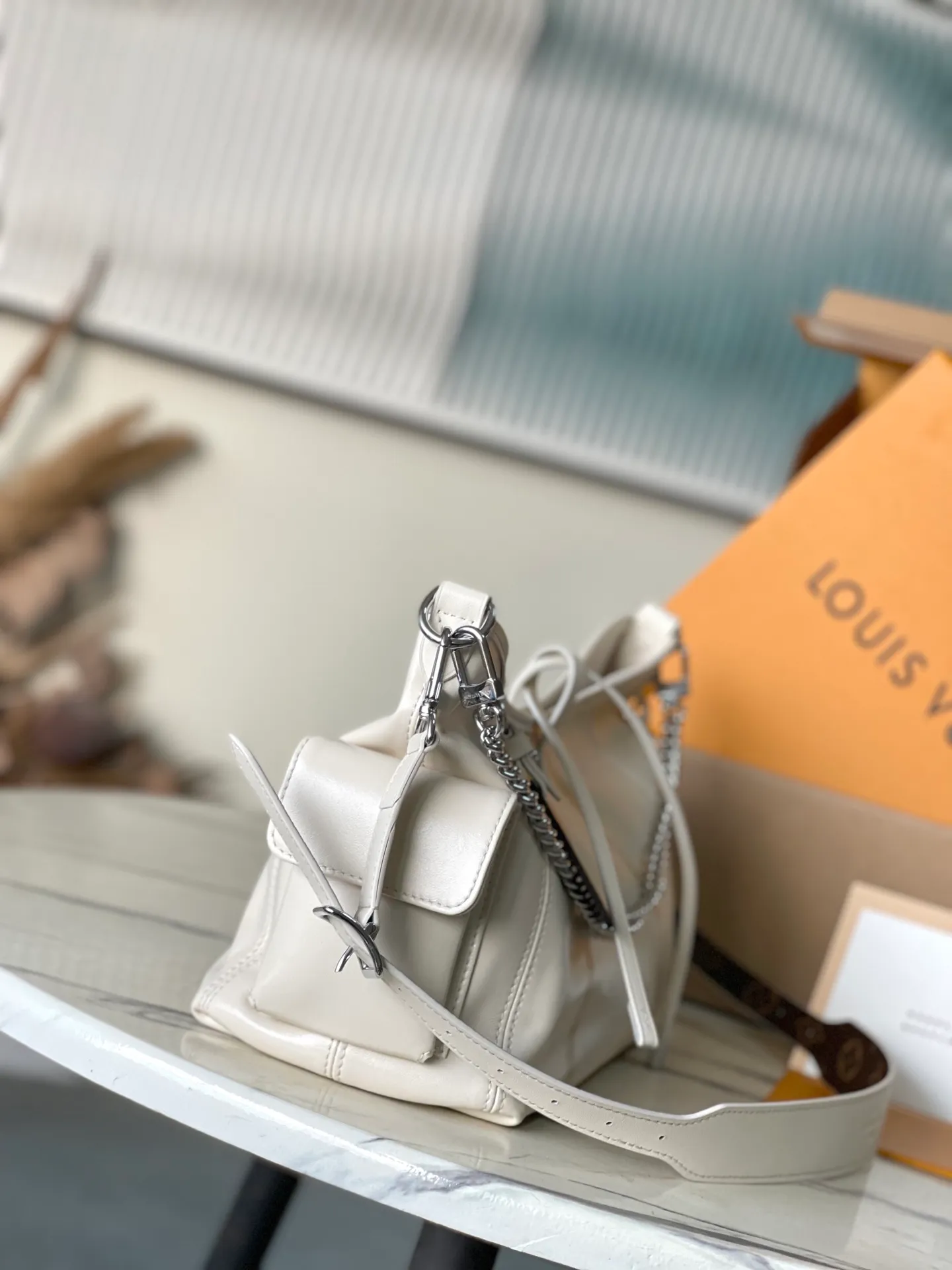 💰1100 (top layer leather) top original order M12919 milk white. This small CarryAll Cargo handbag is made of soft sheep leather to create a fashionable and lazy silhouette, adding eye-catching charm to the 2024 spring and summer show style. Polished metal pieces are complemented by a tactile, slightly wrinkled texture. Plenty of space can accommodate a variety of daily necessities, making it a great travel companion. Dimensions: 33.5x 23x 15 cm