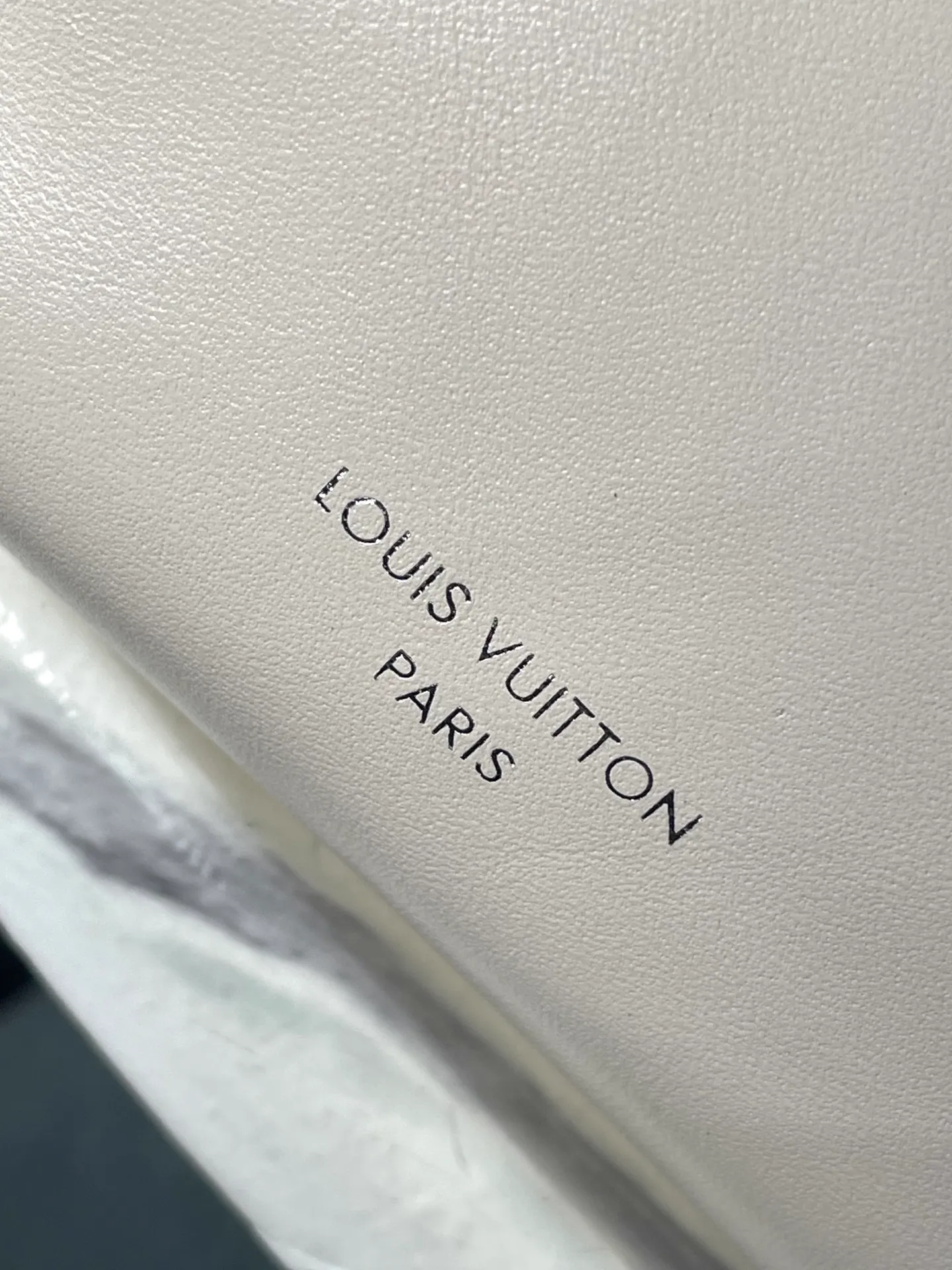 💰1100 (top layer leather) top original order M12919 milk white. This small CarryAll Cargo handbag is made of soft sheep leather to create a fashionable and lazy silhouette, adding eye-catching charm to the 2024 spring and summer show style. Polished metal pieces are complemented by a tactile, slightly wrinkled texture. Plenty of space can accommodate a variety of daily necessities, making it a great travel companion. Dimensions: 33.5x 23x 15 cm