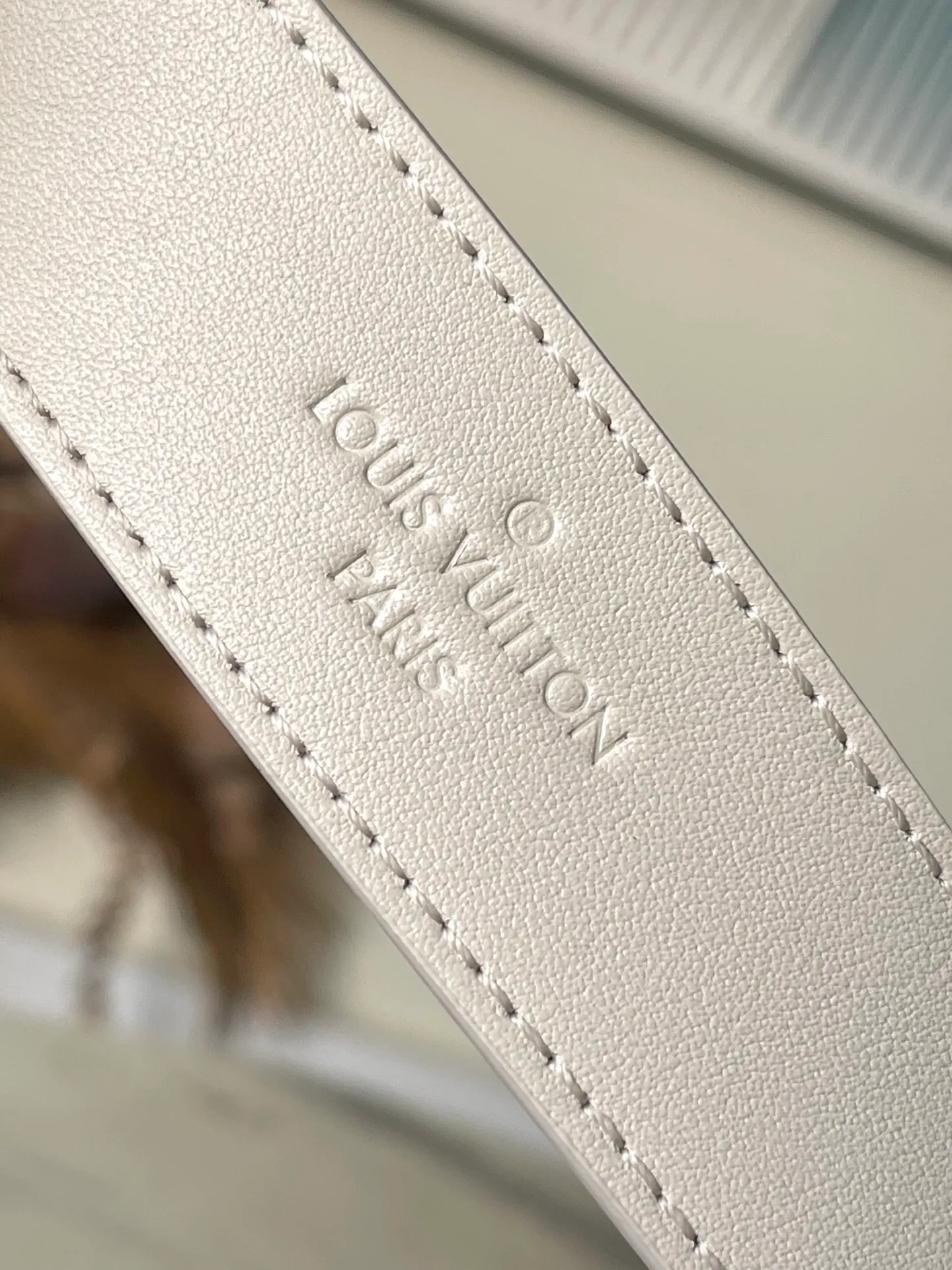 💰1100 (top layer leather) top original order M12919 milk white. This small CarryAll Cargo handbag is made of soft sheep leather to create a fashionable and lazy silhouette, adding eye-catching charm to the 2024 spring and summer show style. Polished metal pieces are complemented by a tactile, slightly wrinkled texture. Plenty of space can accommodate a variety of daily necessities, making it a great travel companion. Dimensions: 33.5x 23x 15 cm