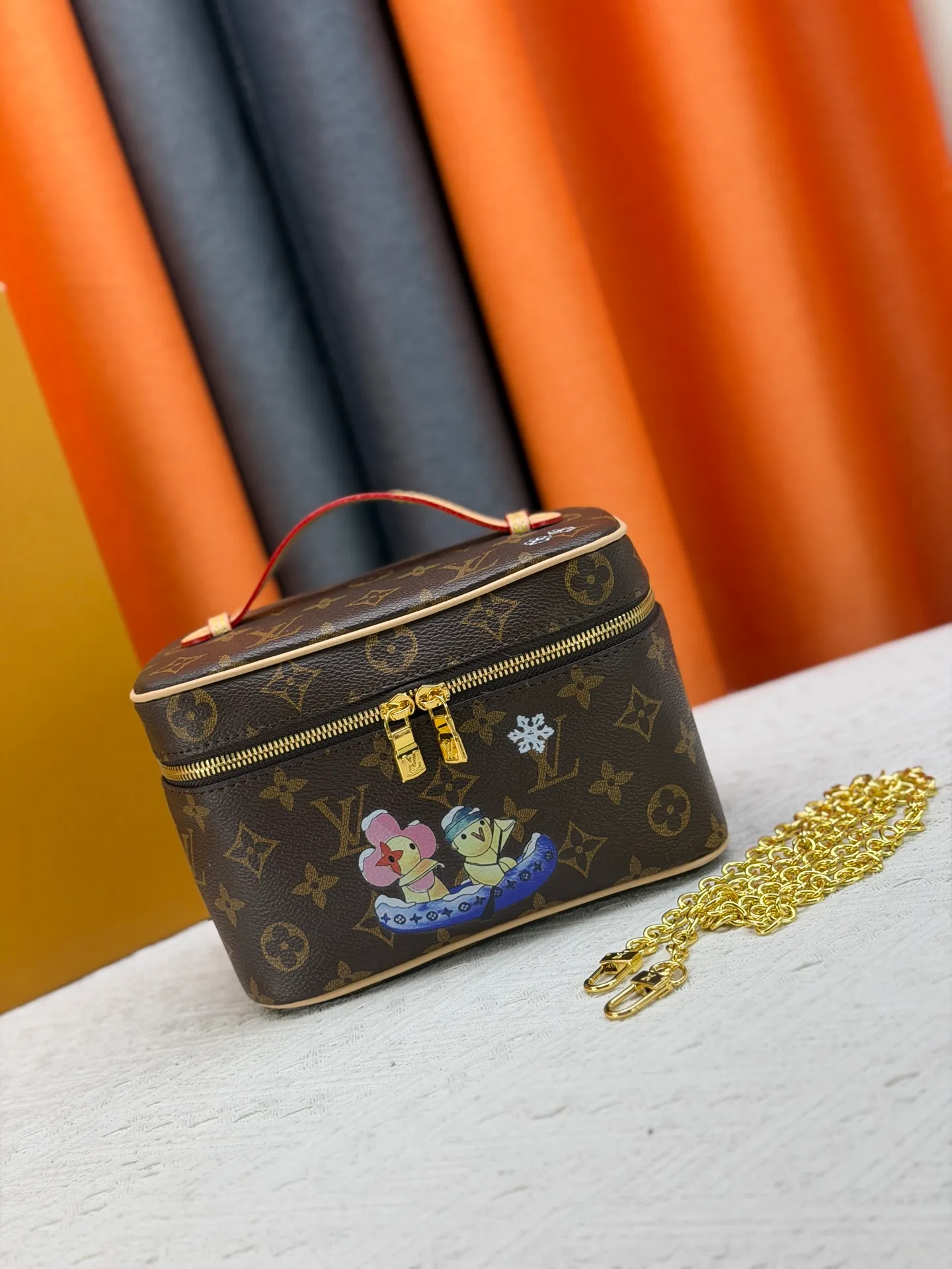 P260 Upgraded original version🔥Double-sided color-changing leather🔥M26647 M44495 M42263 This Nice mini cosmetic bag is made of soft Monogram canvas to create a compact body. It is equipped with a leather handle that can be folded flat to release space. It can accommodate toiletries while being easily placed in a travel bag or suitcase. Use the LV-engraved metal zipper puller to lightly open the double-zippered top flap, revealing the interior space at a glance. Dimensions: 20.0 x 13.5 x 12.0 cm (length x height x width)